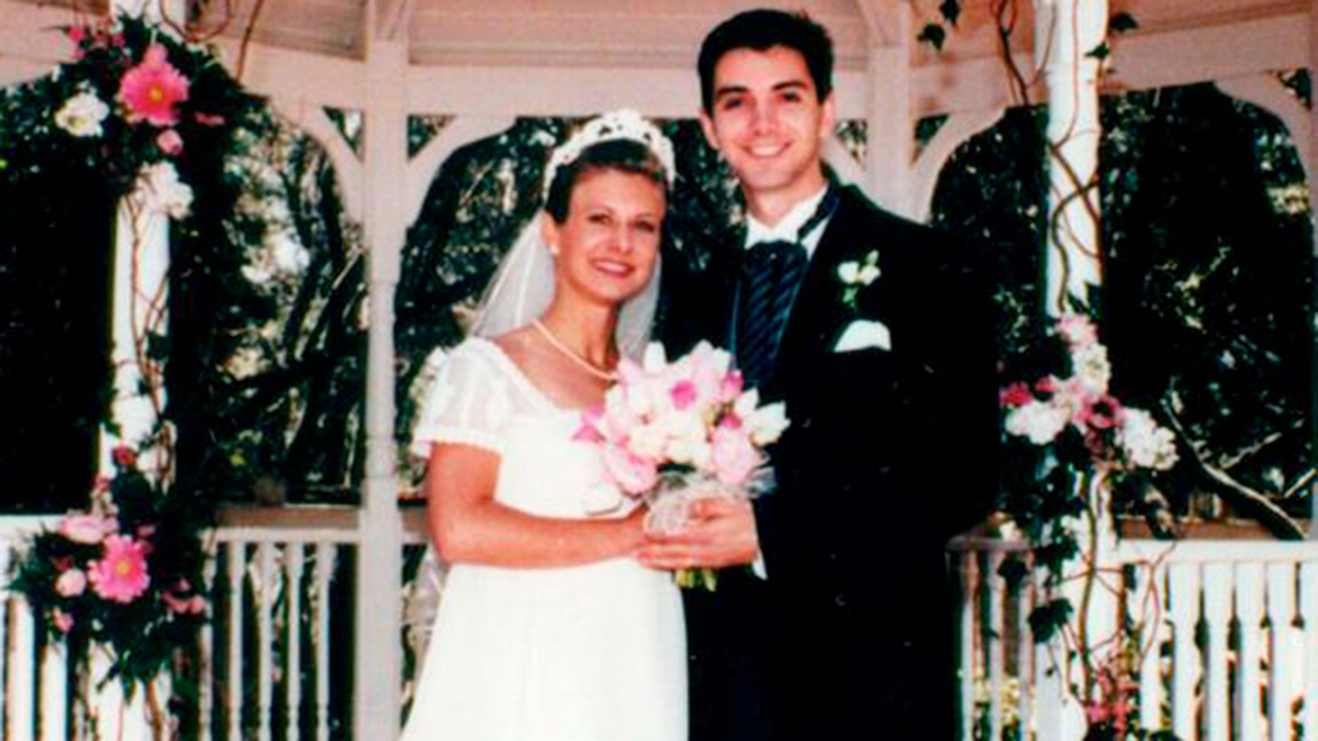 Después de cinco años de relación, el 5 de junio de 1999, Kristin (con 22 años) y Gregory (con 25) se casaron. En el video de la ceremonia el novio dejó grabado: “Kristin es la persona más maravillosa que jamás encontré. No puedo esperar a pasar el resto de mi vida con ella”