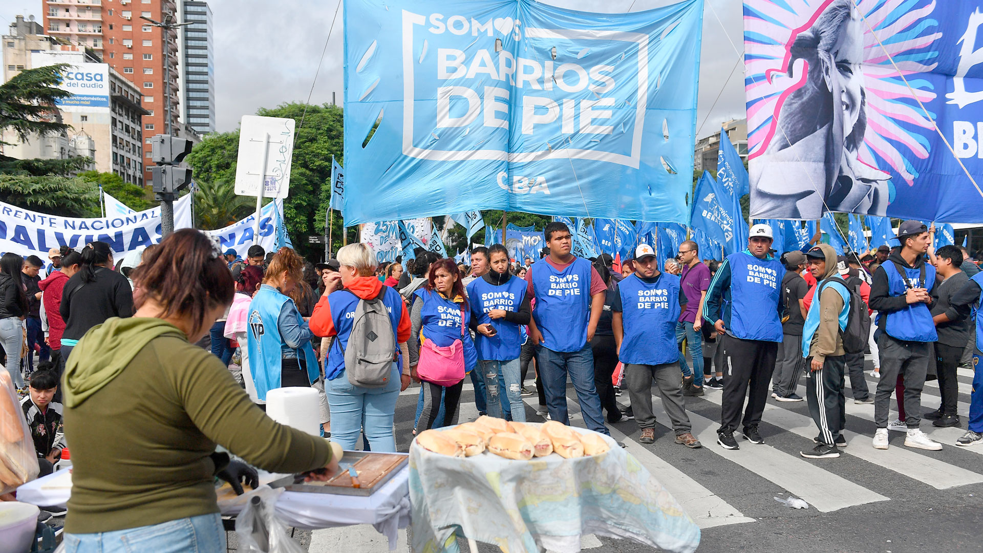 El nuevo gesto a favor de los movimientos sociales oficialistas realizados por el Jefe de Estado se da en momentos en que tanto el Movimiento Evita como Somos Barrios de Pie se manifiestan contra el acuerdo de Alberto Fernández con el FMI (Maximiliano Luna)