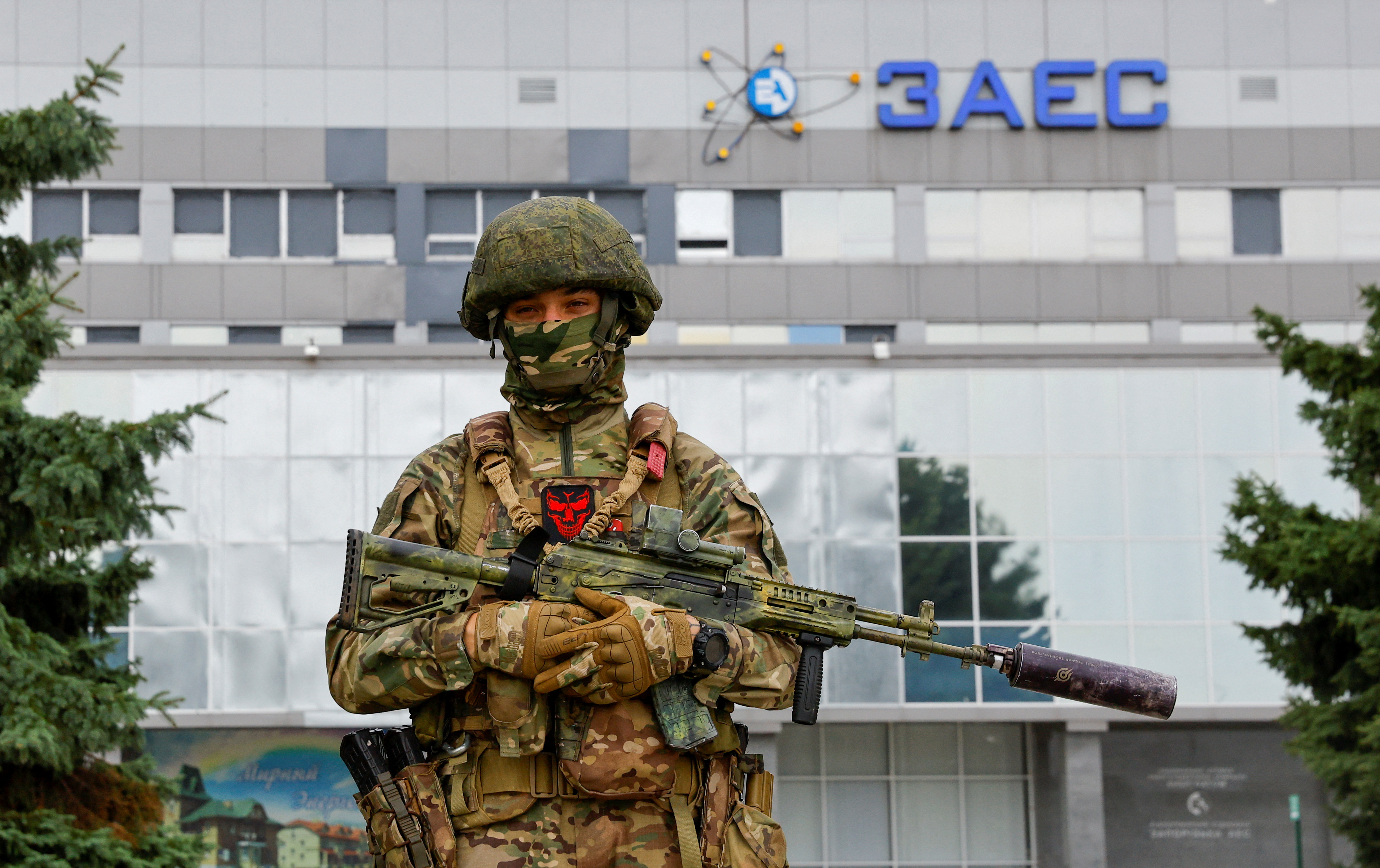 Un saoldado prorruso monta guardia en la entrada de la central nuclear de Zaporizhzhia (REUTERS/Alexander Ermochenko)