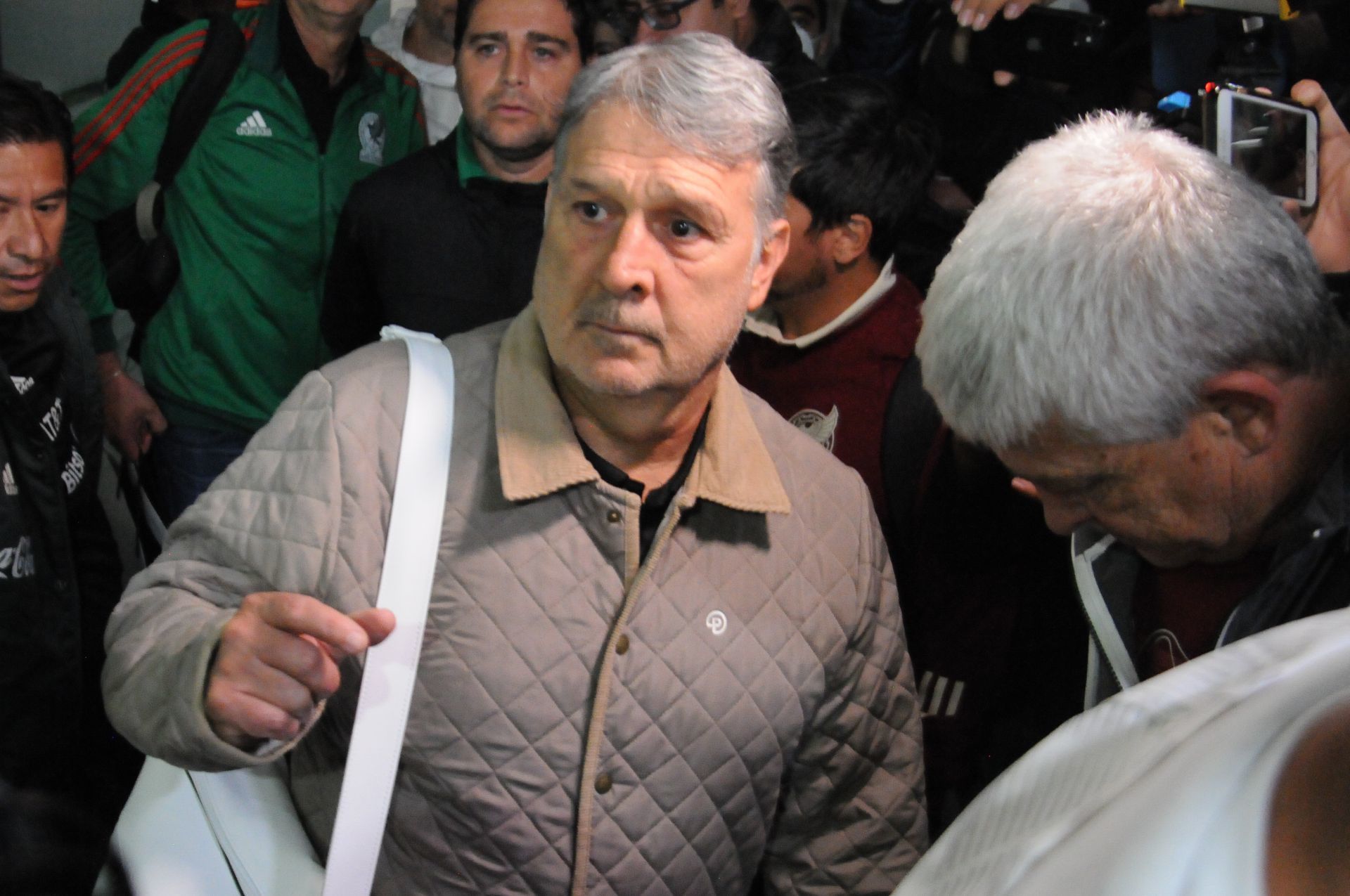 Entre reclamos y gritos recibieron al “Tata” Martino en el aeropuerto tras la derrota de México en Qatar 