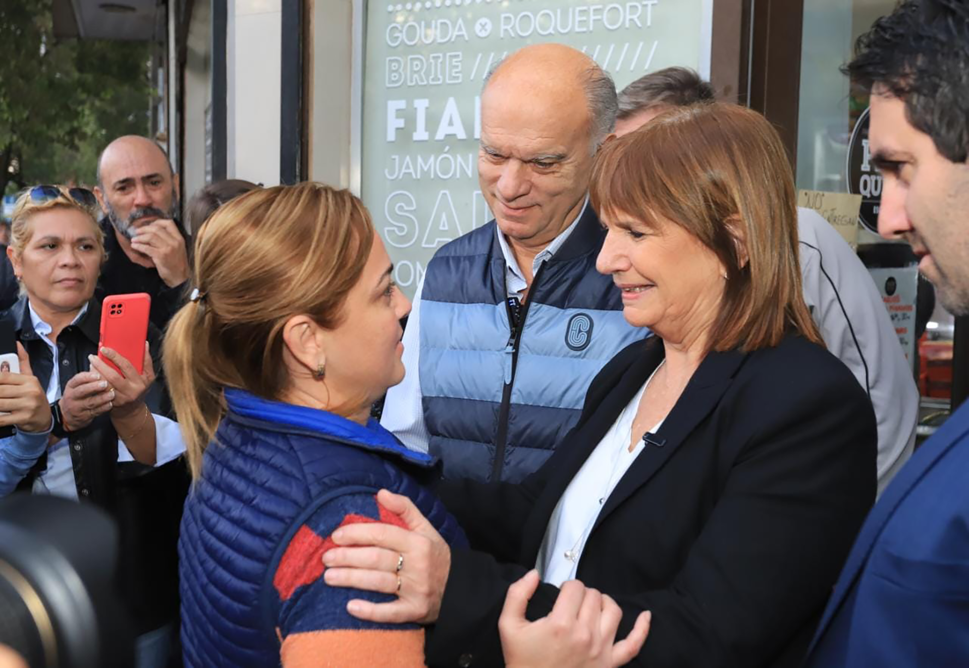 Néstor Grindetti y Patricia Bullrich en una recorrida en Escobar