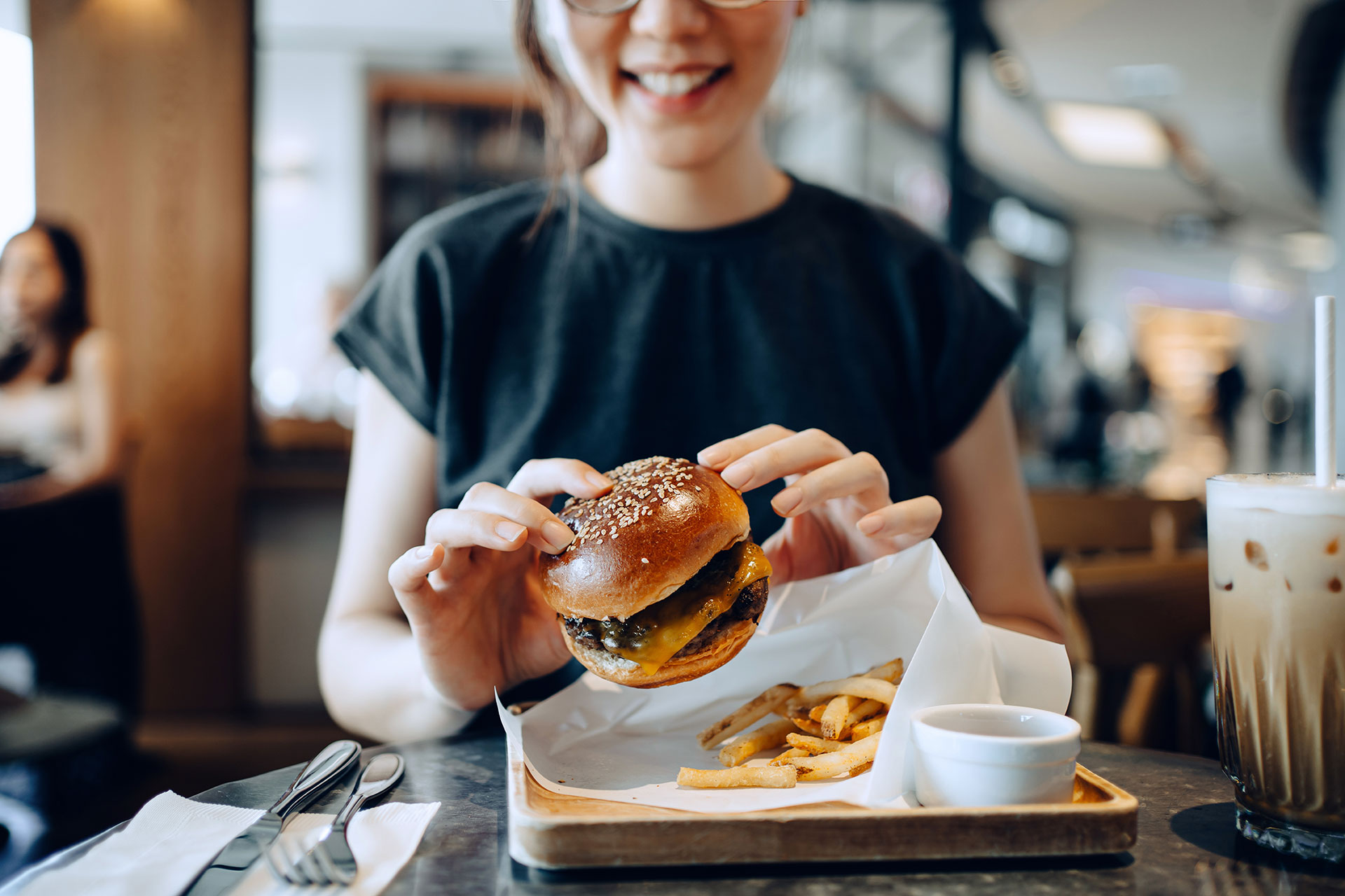 Comer tarde aumenta el riesgo de obesidad. (Getty Images)