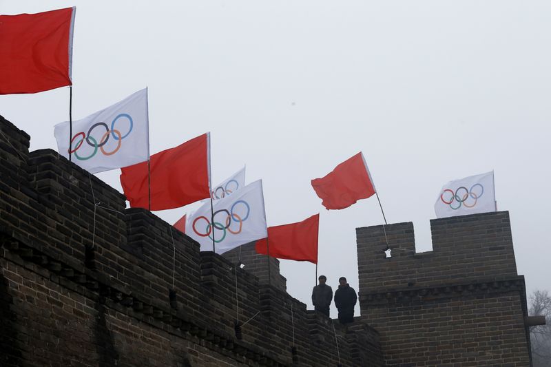 Banderas de China y olímpicas en la Muralla China en un evento de cara a los Juegos de Invierno de Beijing 2022. REUTERS/Thomas Peter