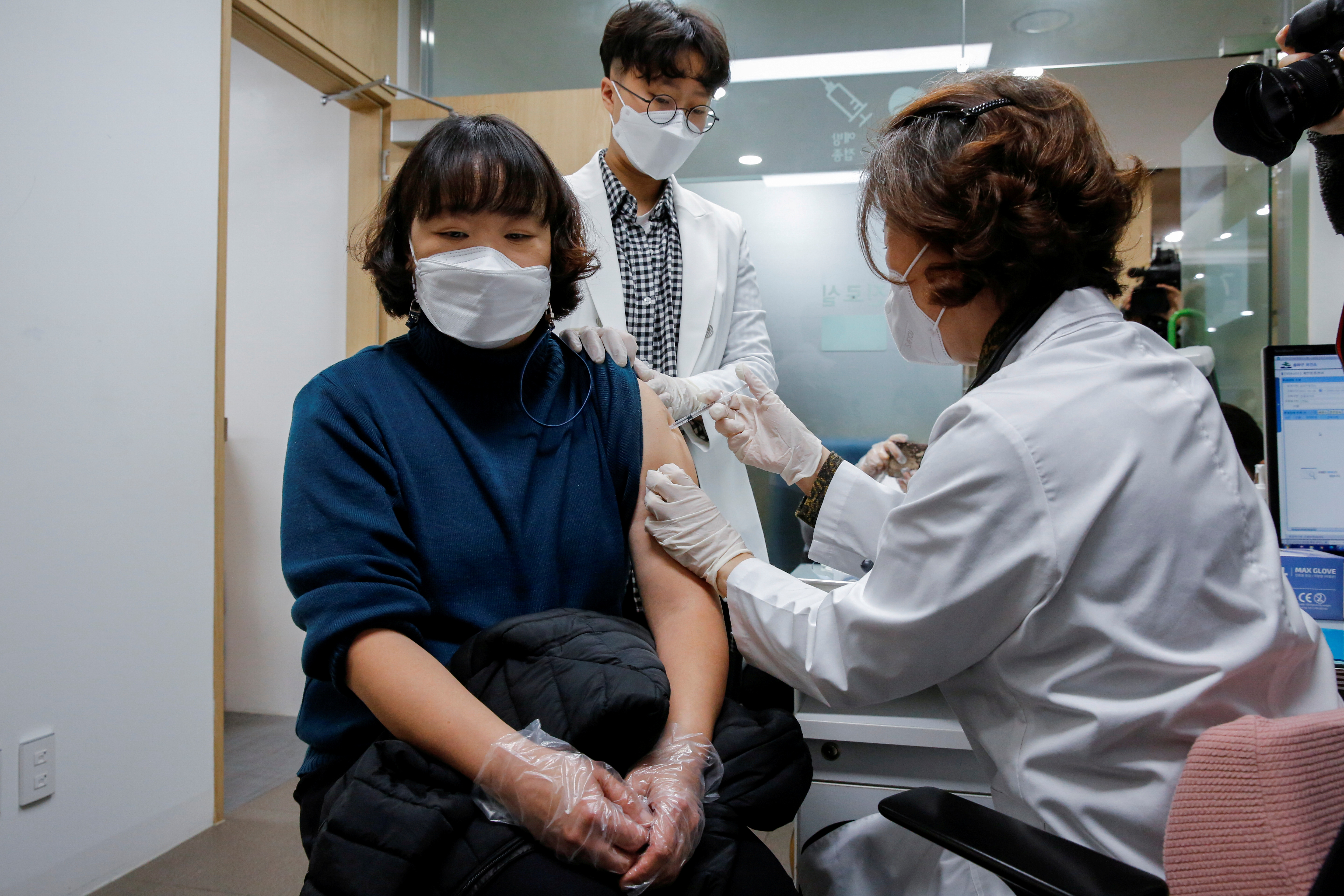 Un trabajador de un hogar de ancianos recibe la vacuna de AstraZeneca en un centro de salud de Saúl, en Corea del Sur (Reuters)