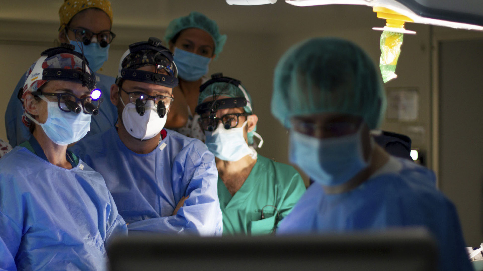 Francisco Hernández Oliveros y Ana Andrés Moreno, del servicio de cirugía pediátrica, y equipo en el Hospital Universitario La Paz, en Madrid, España. Hicieron el trasplante en España a Emma (Créditos: TwinClick Comunicación)