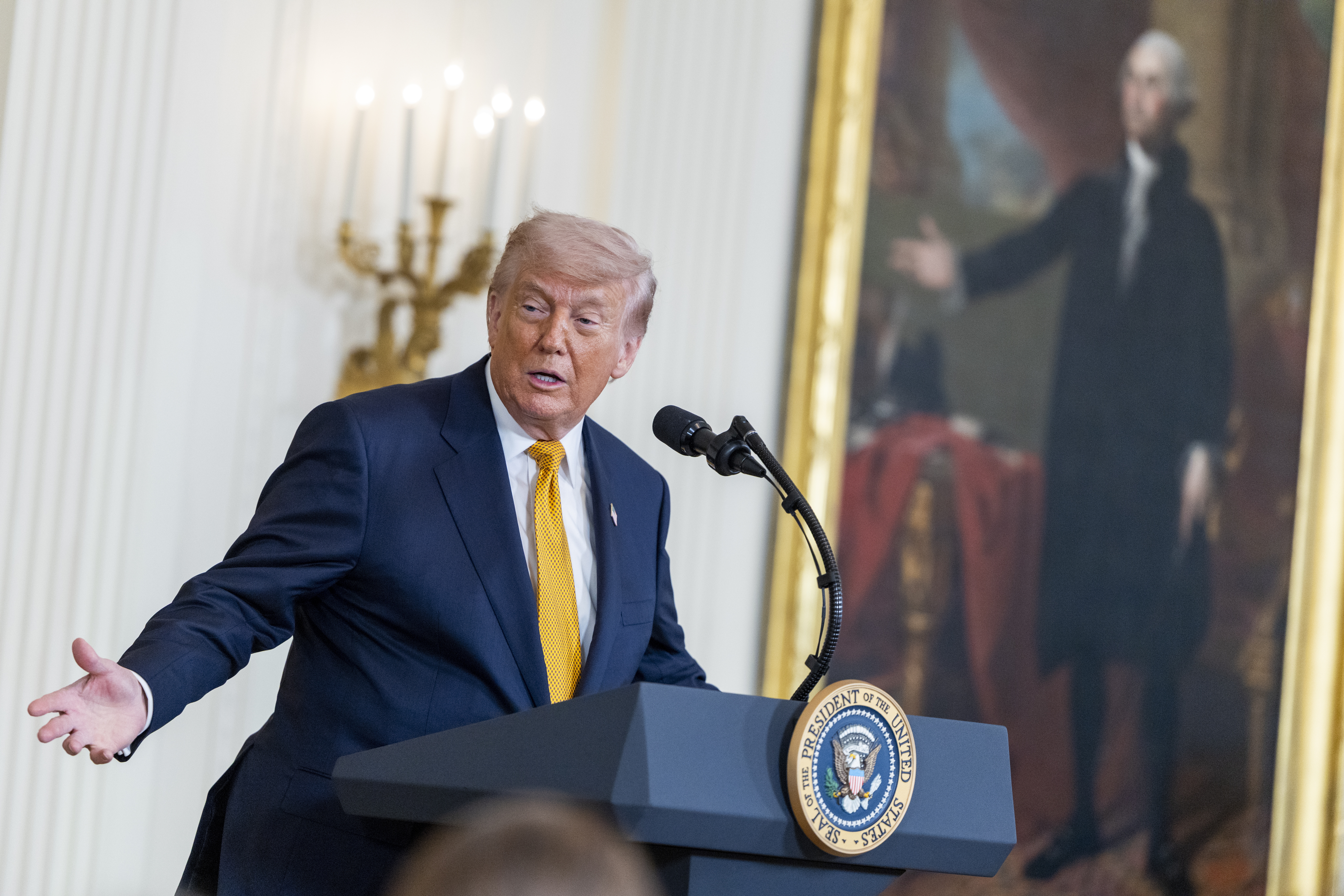 Donald Trump dijo que aguarda la respuesta de Ir&aacute;n a su propuesta para la paz y advirti&oacute; que analiza 