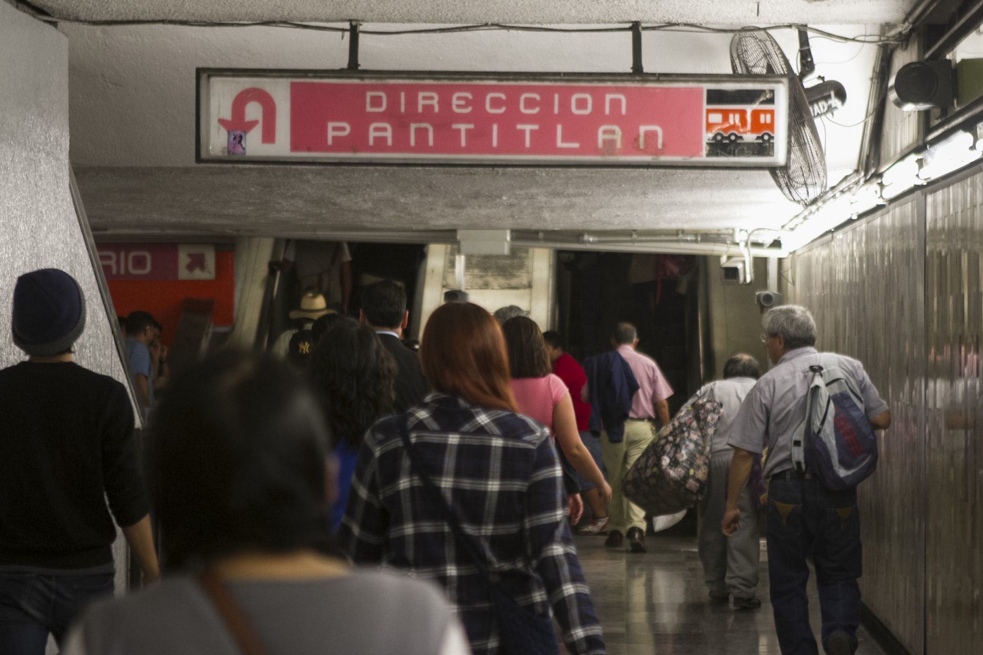 Usuarios de la Línea 1 reportan retraso de más de 25 min, SCT Metro informó desalojo de un tren