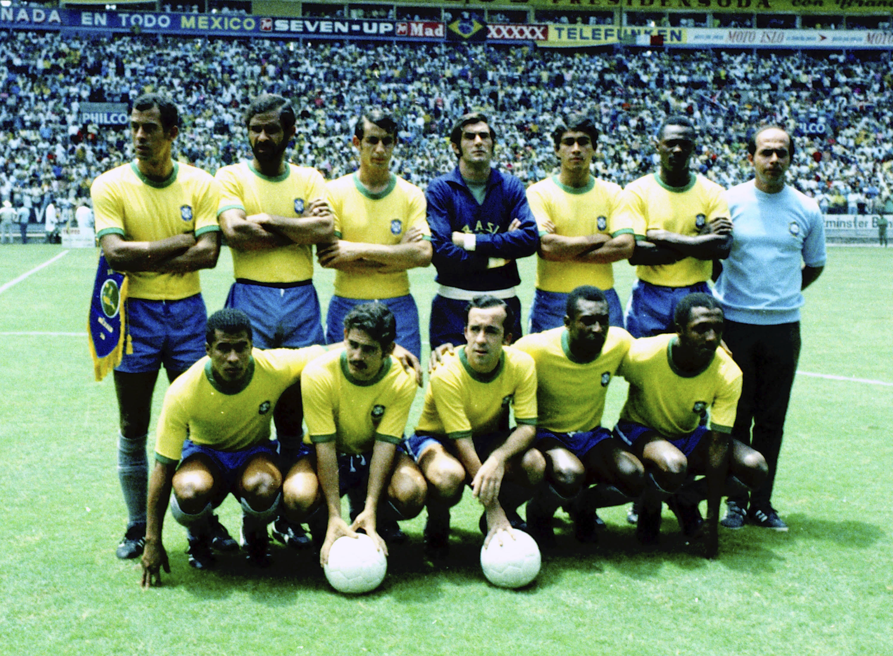 Auf diesem Foto vom 17. Juni 1970 erscheinen Pelé und der Rest der brasilianischen Mannschaft vor dem WM-Halbfinale gegen Uruguay in Guadalajara (AP Photo/Staff/Strumpf, File)