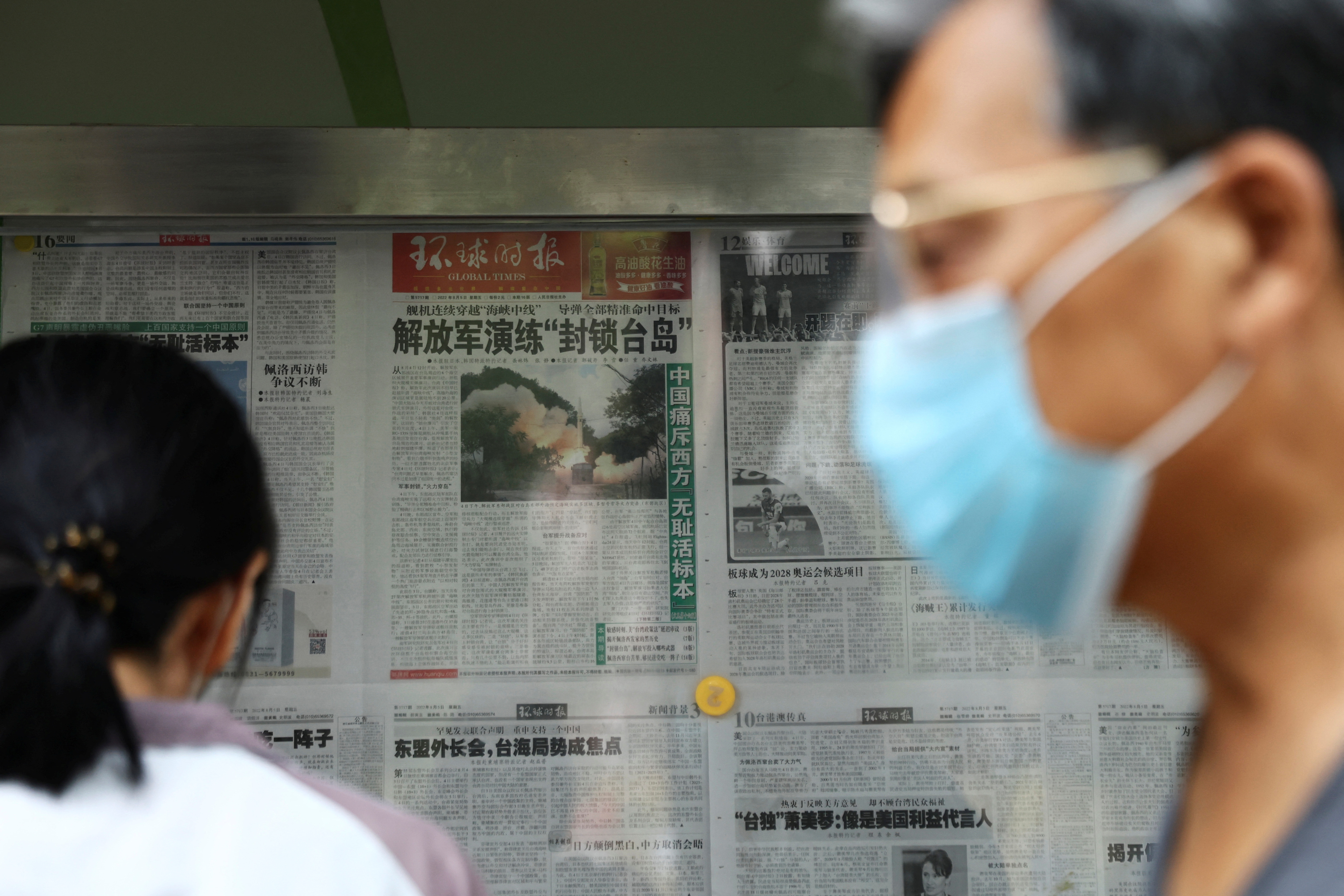 Lectura del periódico Global Times en Biejing (Reuters)
