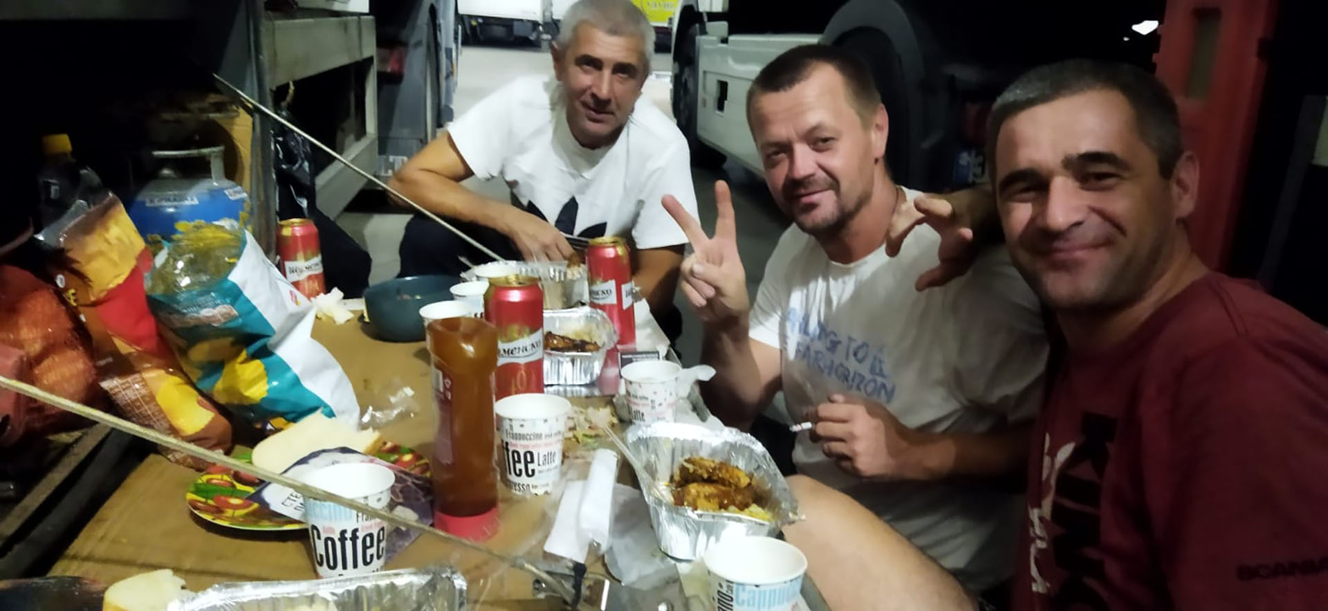 Invitado a comer con Aleksander, camionero ucraniano, junto a sus colegas en Capitan Andreevo, Bulgaria