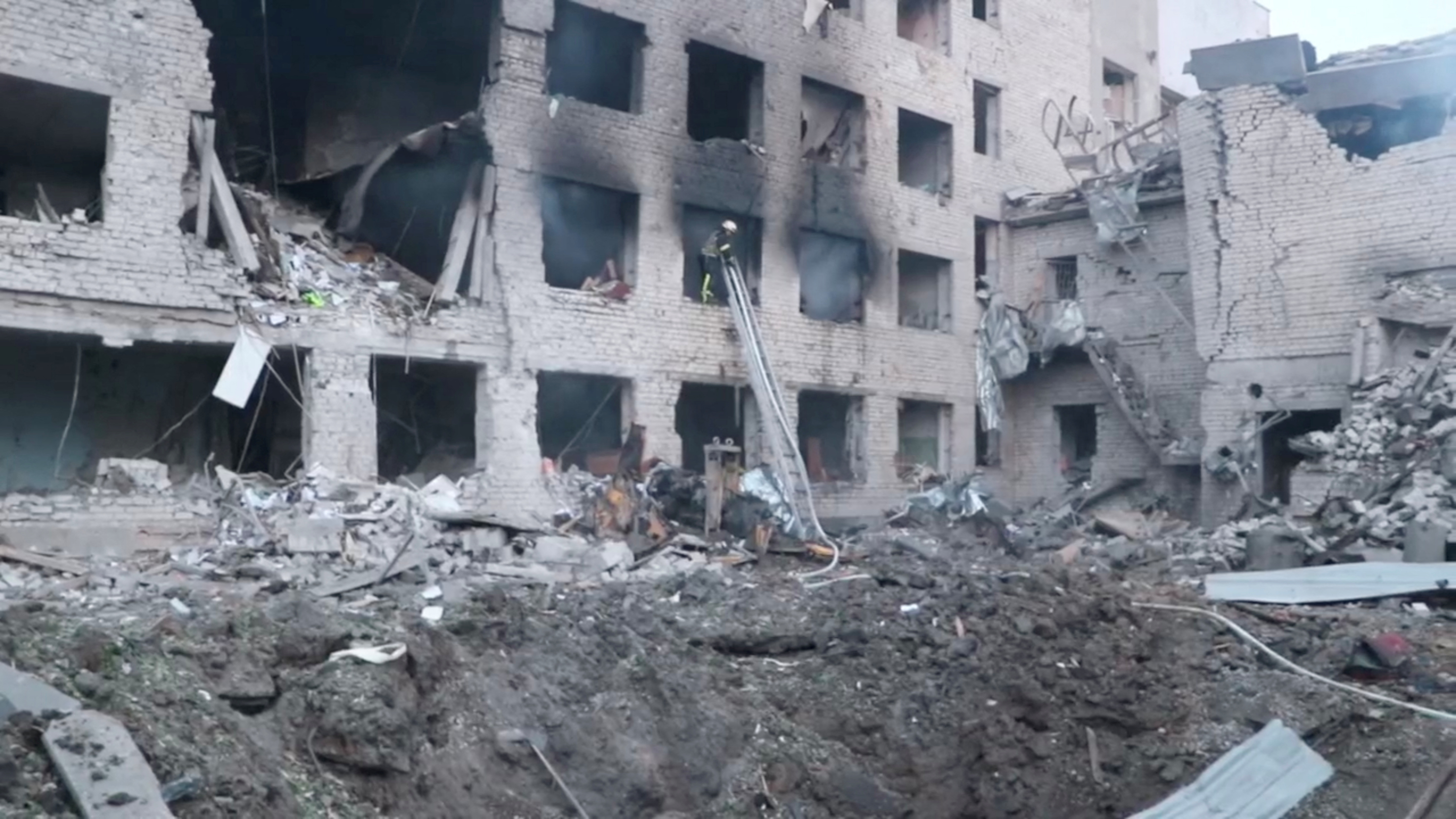 Bomberos trabajan en un depósito atacado por Rusia en Dnipro (via Reuters)
