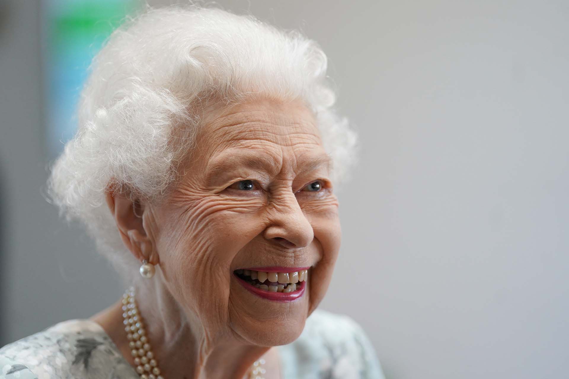 La reina Isabel II sonríe durante una visita para inaugurar oficialmente el nuevo edificio del Thames Hospice el 15 de julio de 2022 en Maidenhead, Inglaterra. (Foto de Kirsty O'Connor-WPA Pool/Getty Images)