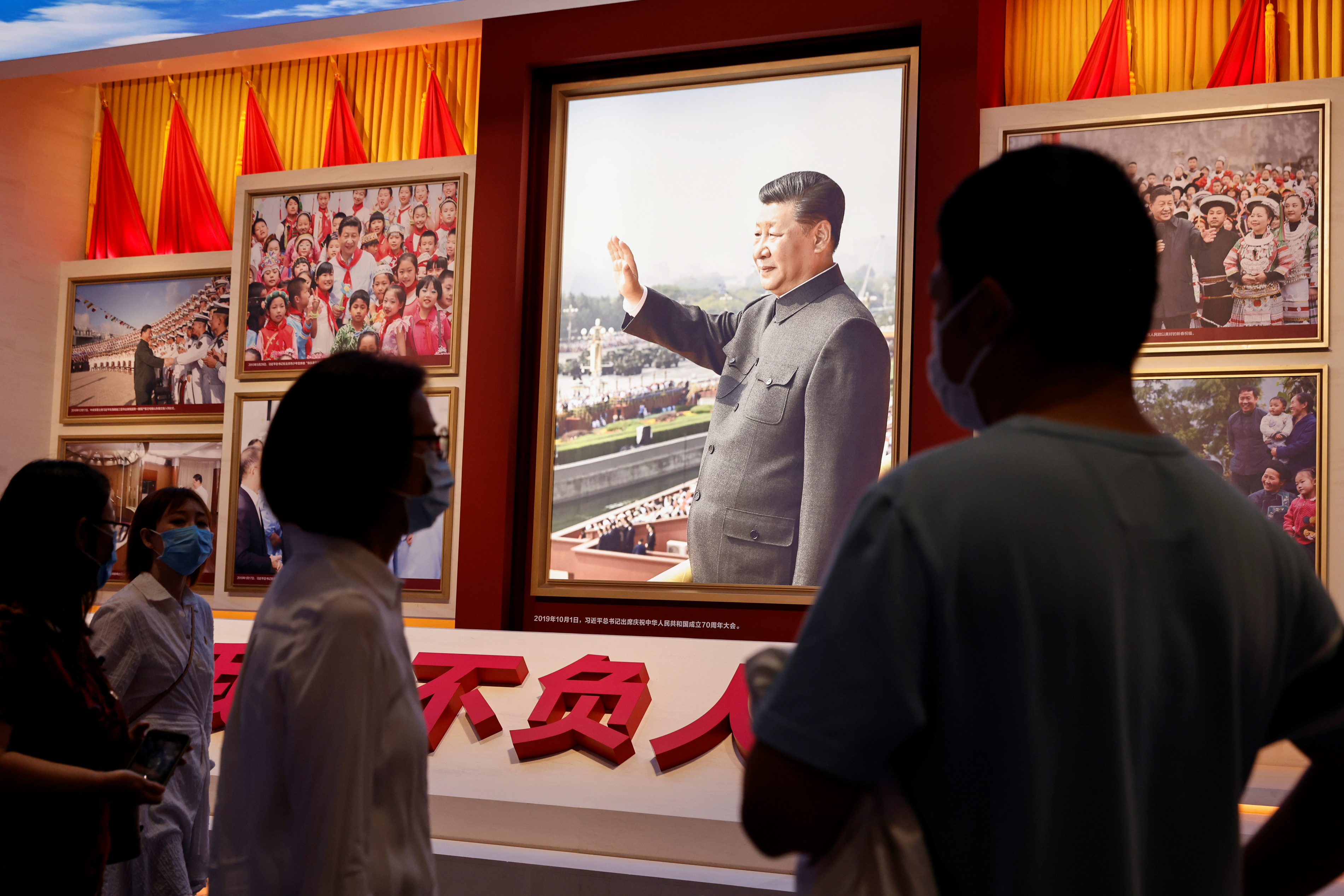El jefe del régimen chino Xi Jinping en el Museo del Partido Comunista de China, en una foto de archivo reciente. Beijing ha lanzado una feroz ofensiva contra las empresas tecnológicas para quedarse con el control de ellas (Reuters)