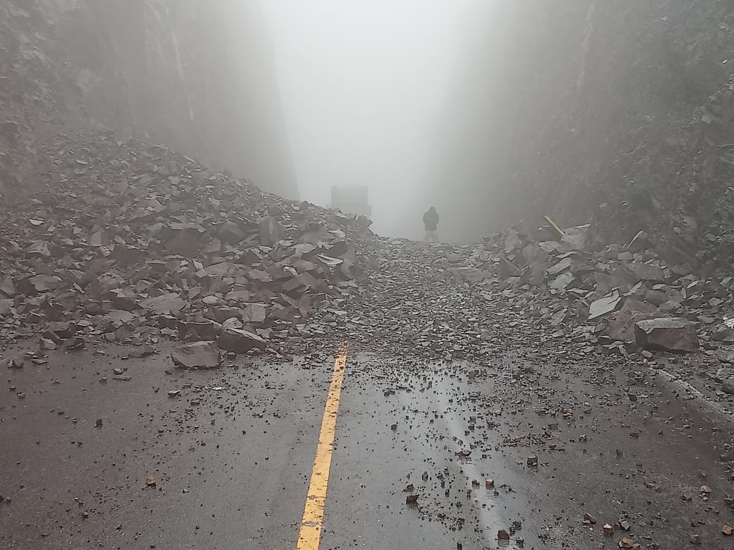 Dos tramos carreteros en Sonora quedaron bloqueados por los deslaves derivados de las fuertes lluvias (Foto: Tw @cepcsonora)