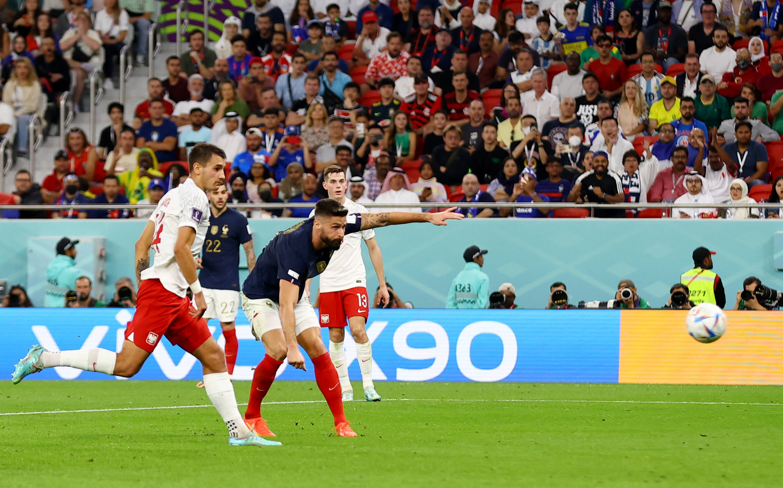 El momento de la definición de Olivier Giroud en el 1 a 0 de Francia sobre Polonia (REUTERS/Matthew Childs)