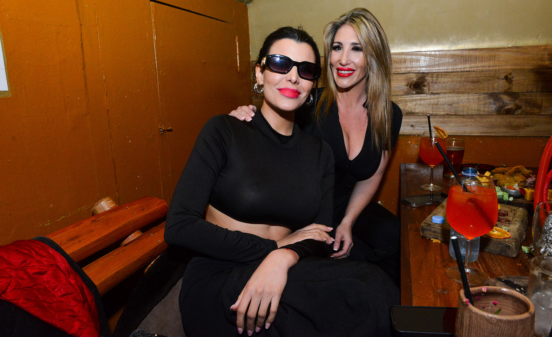 Charlotte estuvo junto a su amiga Ayelén Paleo