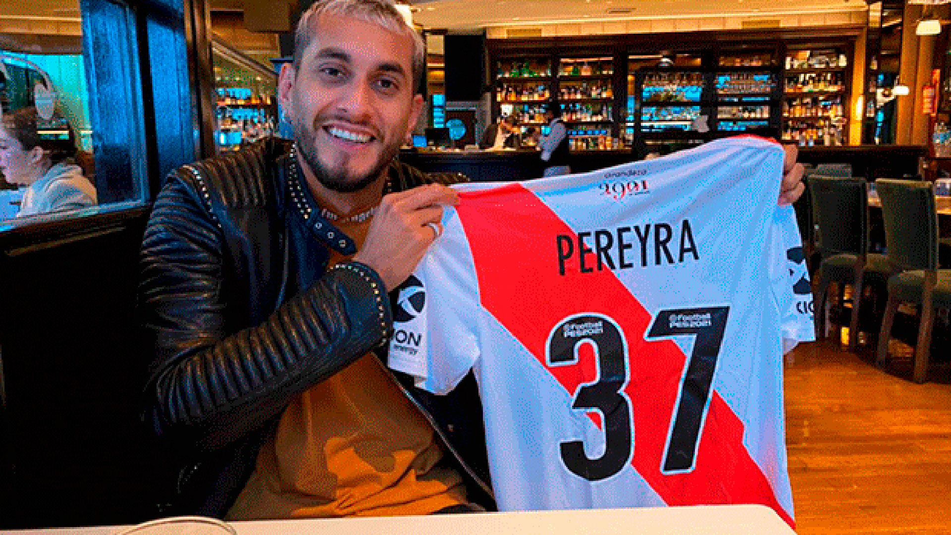 River Plate le entregó una camiseta y nombró embajador a Roberto Pereyra (cariverplate)