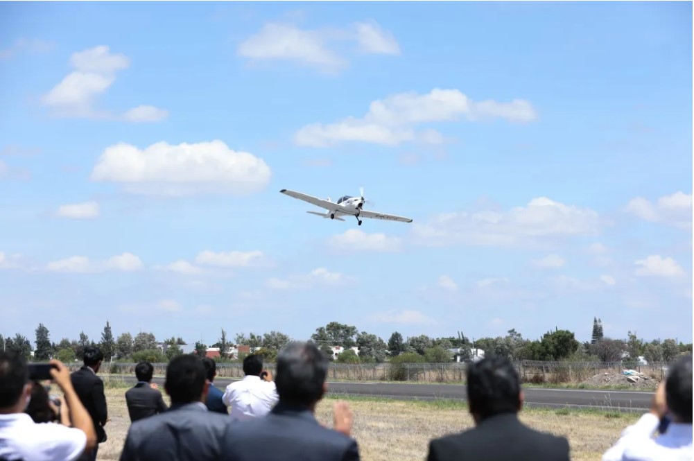 El primer vuelo oficial del avión Halcón II, una aeronave 100% mexicana.
(Foto: Gobierno de Guanajuato)