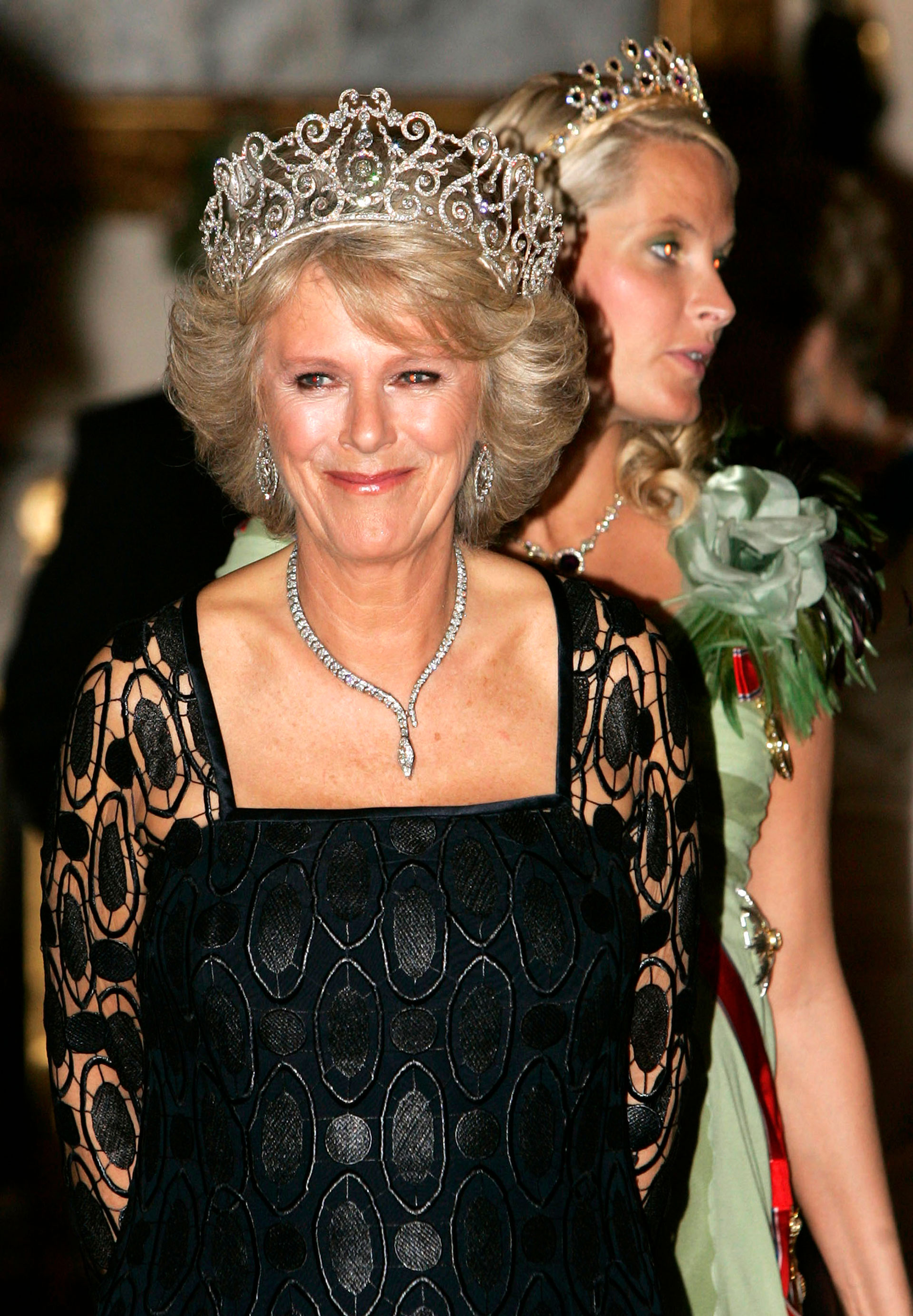 En 2005, para agasajar a la familia real noruega, Camilla se “coronó” con la diadema de Delhi Durbar, una pieza con volutas y festones de diamantes engastados en platino y oro con 10 gotas de esmeraldas, su favorita (Getty Images)