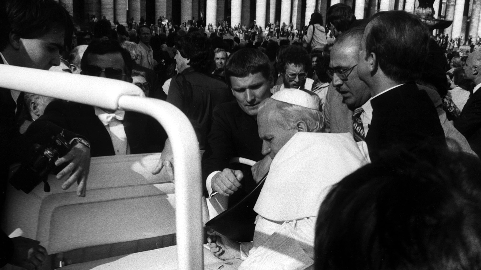 Estermann fue uno de los integrantes de la Guardia Suiza que asistió a Juan Pablo II tras un intento de asesinato en la Plaza San Pedro en 1981. 
PH/SB