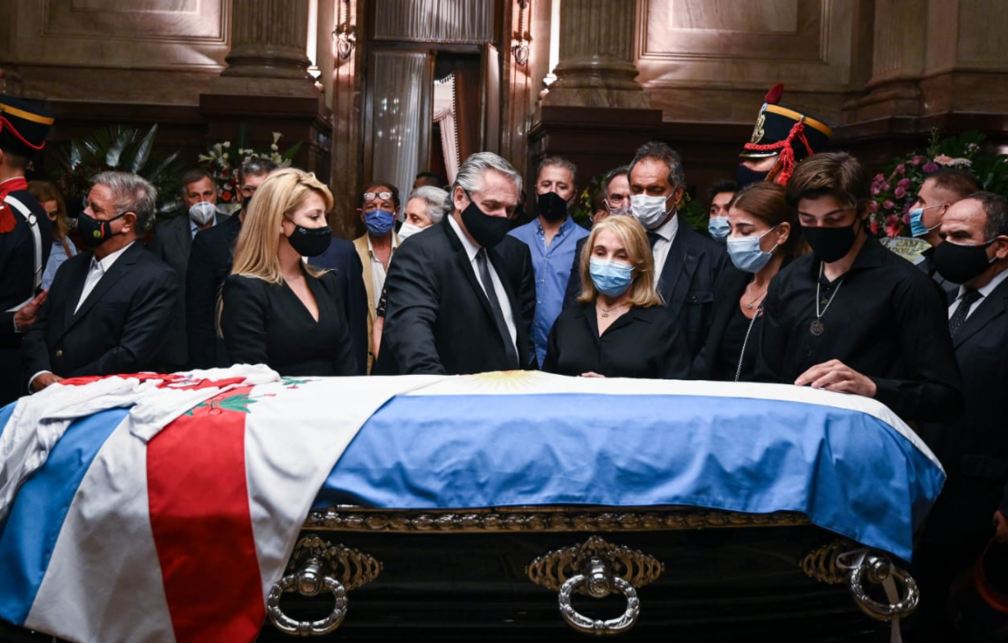 Alberto Fernández llegó pasadas las 21 para saludar a la familia del ex Presidente