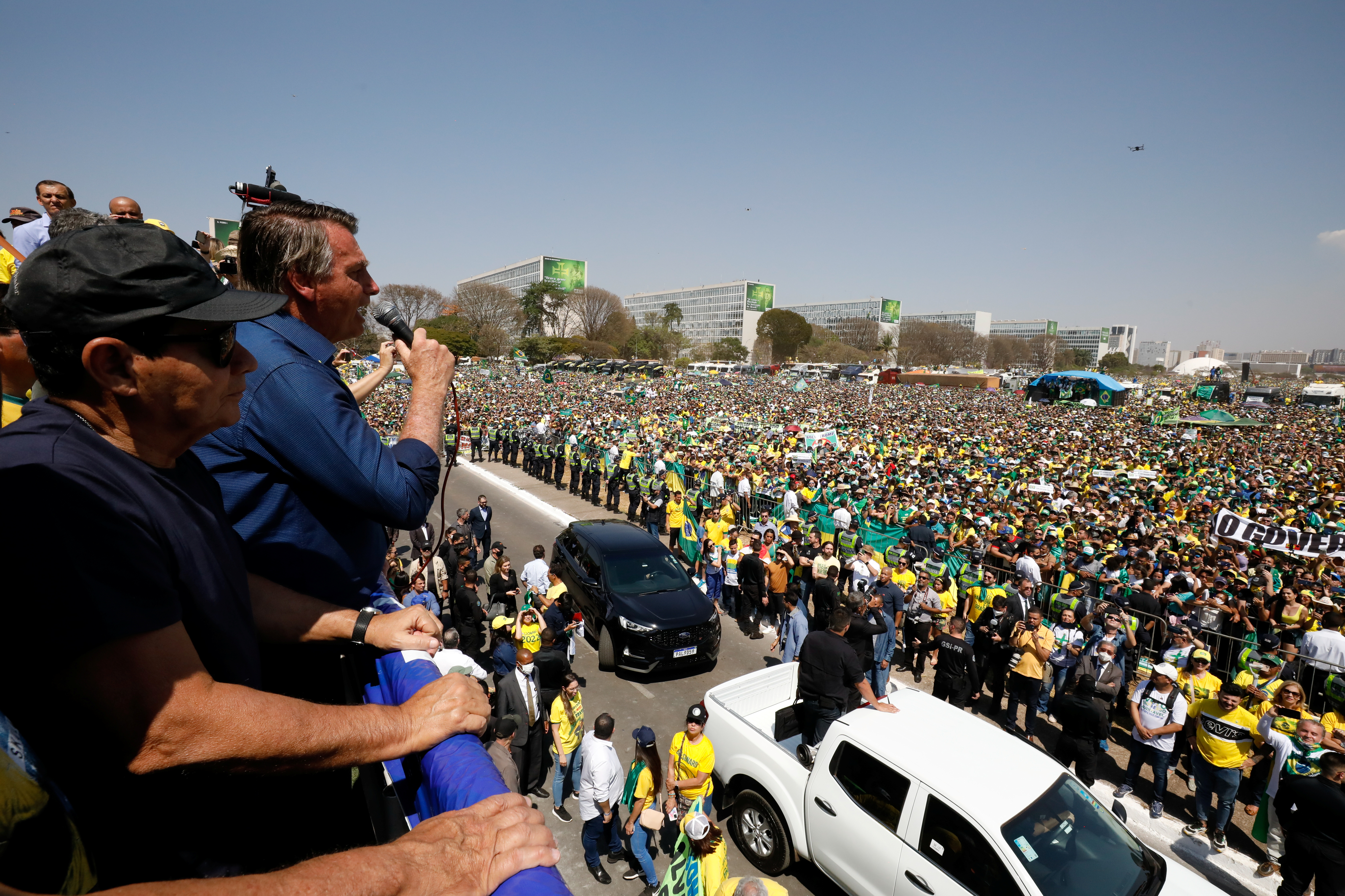 El presidente Jair Bolsonaro se pronuncia ante sus seguidores frente al Congreso Nacional de Brasil en Brasilia
