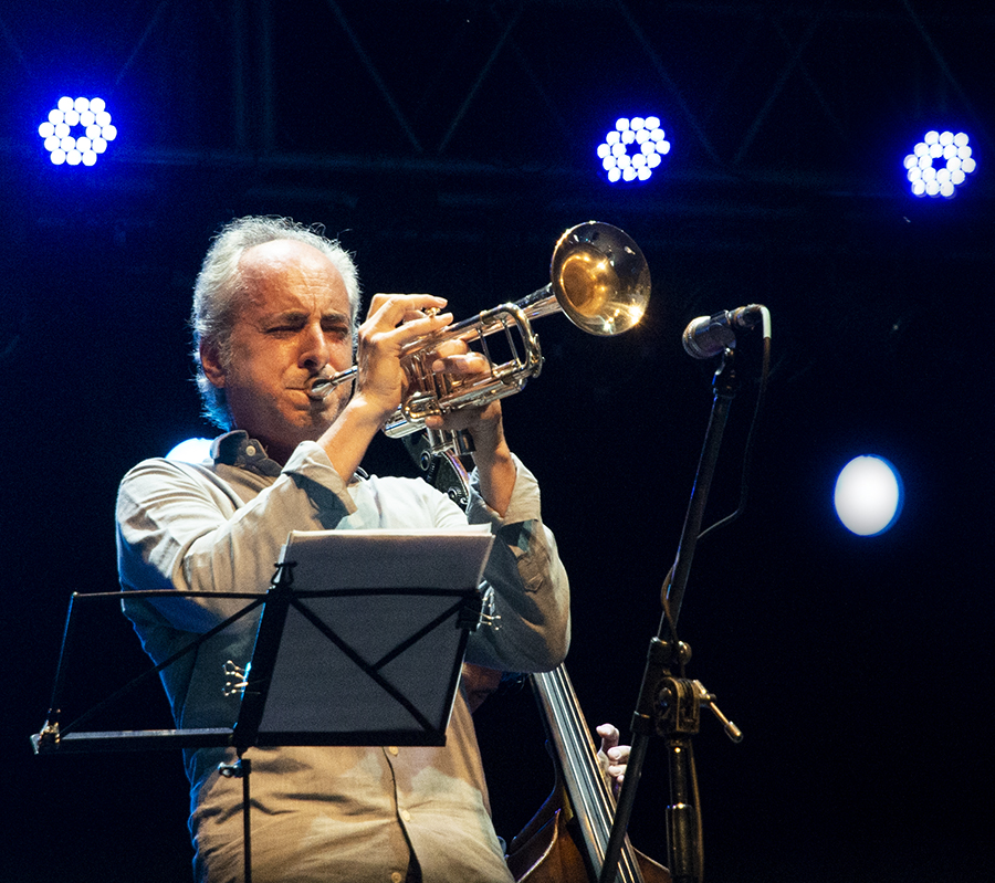 Juan Cruz de Urquiza rinde homenaje a Miles Davis en su centenario: "El músico de jazz que más ha pateado el tablero en toda su carrera"
