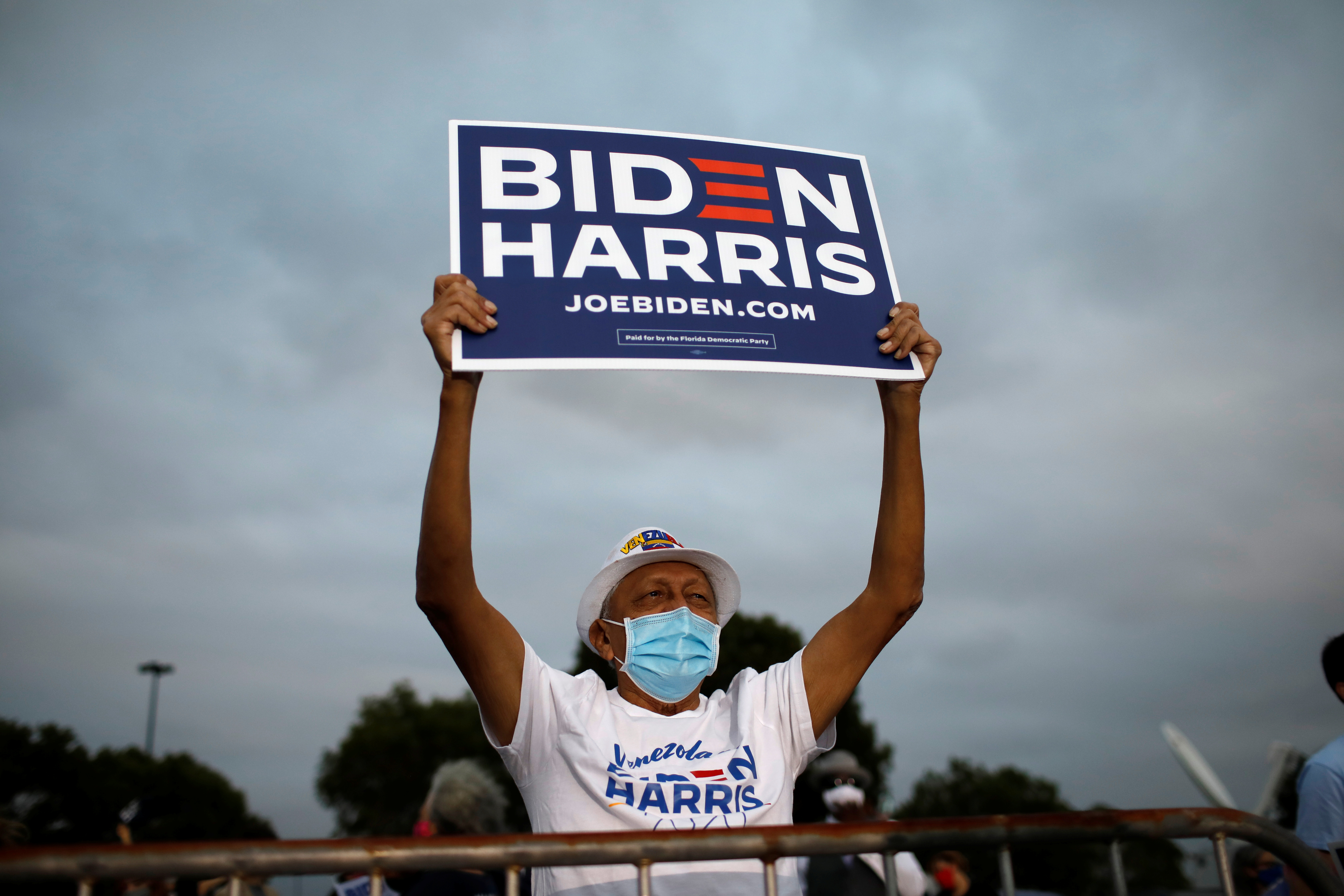Un partidario espera a que el ex presidente Barack Obama hable en un mitin de campaña en Miami, Florida. REUTERS/Marco Bello