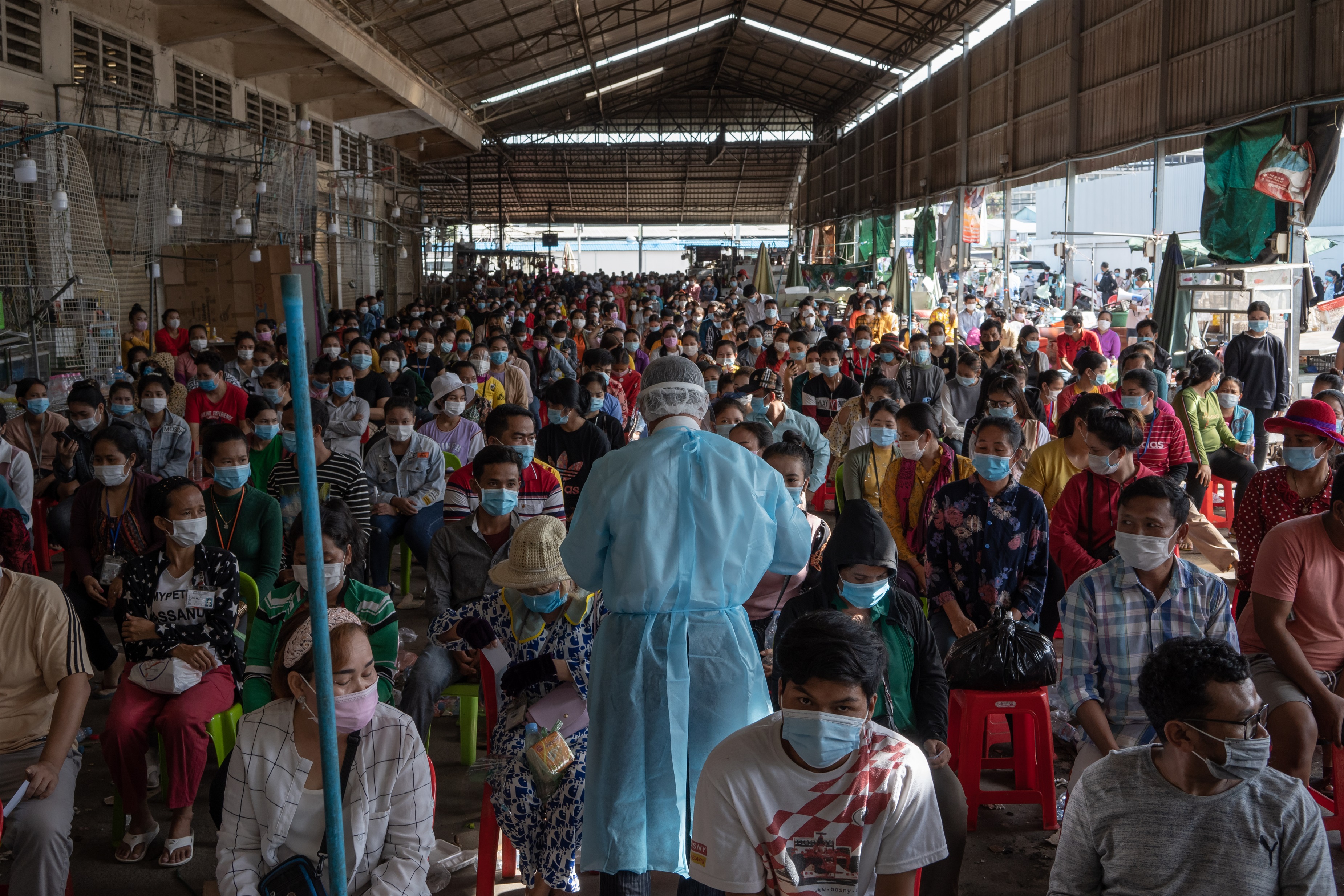 Un grupo de personas espera su turno para hacerse la prueba del coronavirus en Camboya, donde el hombre contrajo la supergonorrea. 
