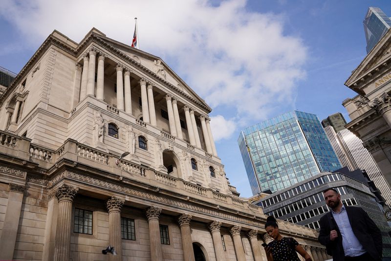 Gente pasa frente al Banco de Inglaterra en el distrito financiero de la Ciudad de Londres, en Londres, Reino Unido. 27 de octubre de 2022. REUTERS/Maja Smiejkowska/Archivo