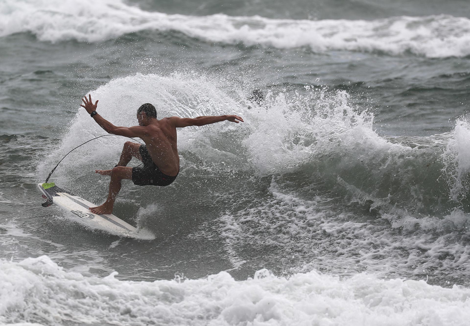 En lugares como Deerfield Beach, en Florida, decenas de surfistas aprovechaban el oleaje producido por los vientos de Isaías (Joe Raedle/Getty Images/AFP)