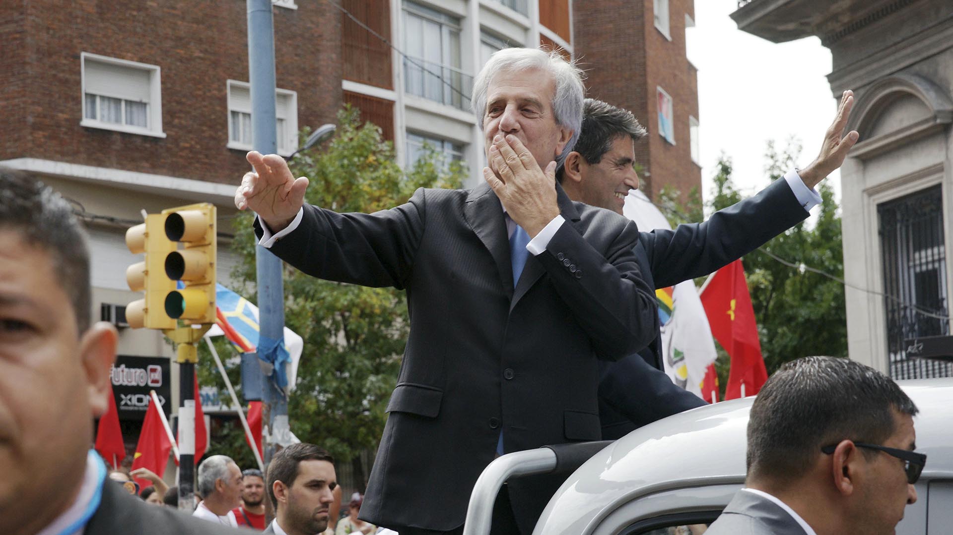 El presidente Tabaré Vázquez y su vice, Raúl Sendic, saludan a la multitud de camino a la Plaza de la Independencia, en Montevideo, Uruguay, en marzo de 2015.   AFP 