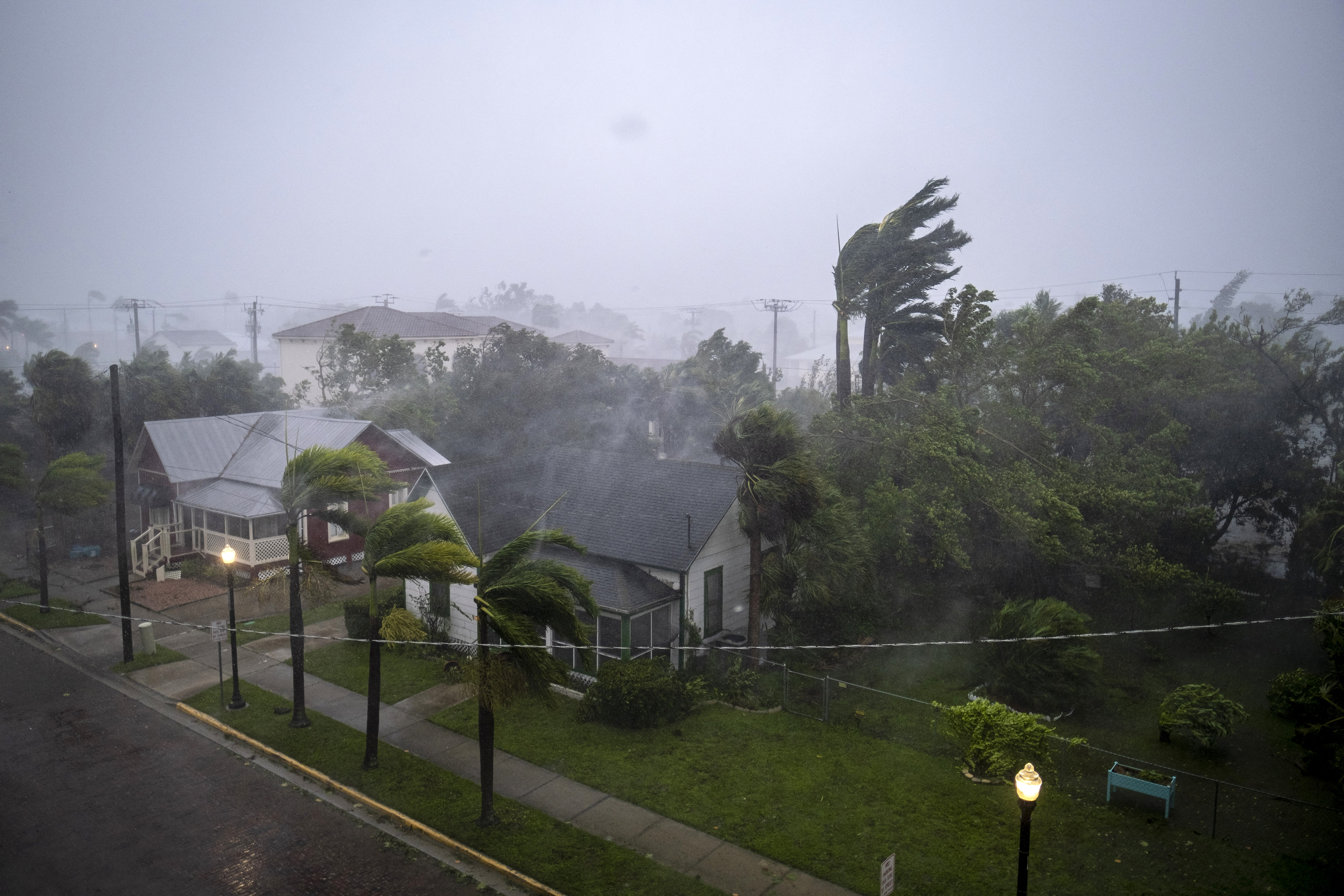 Las ráfagas del huracán Ian azotaron Punta Gorda, Florida el 28 de septiembre de 2022. (Ricardo ARDUENGO / AFP)