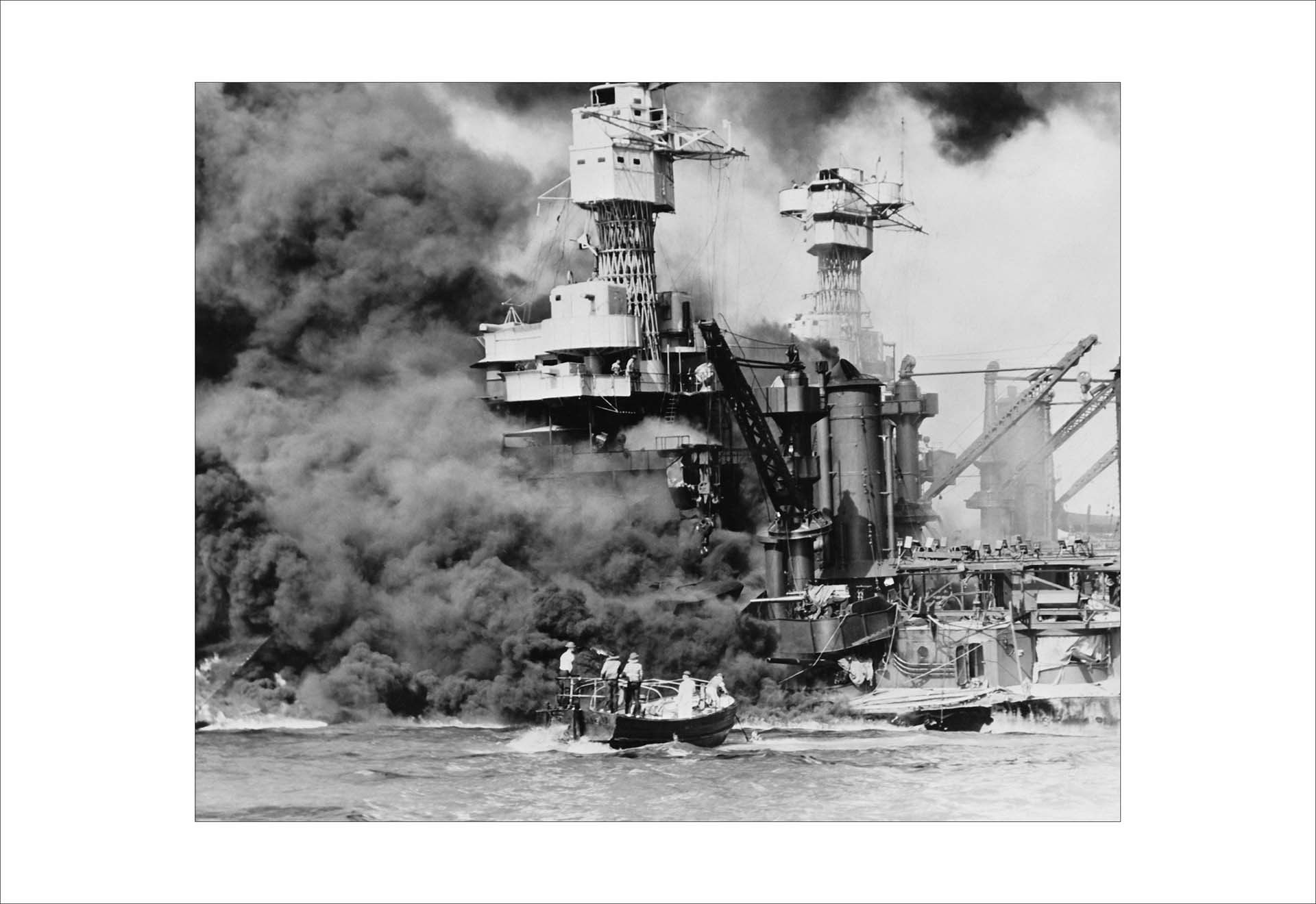 El USS West Virginia arde en Pearl Harbor  (Photo by Buyenlarge/Getty Images)