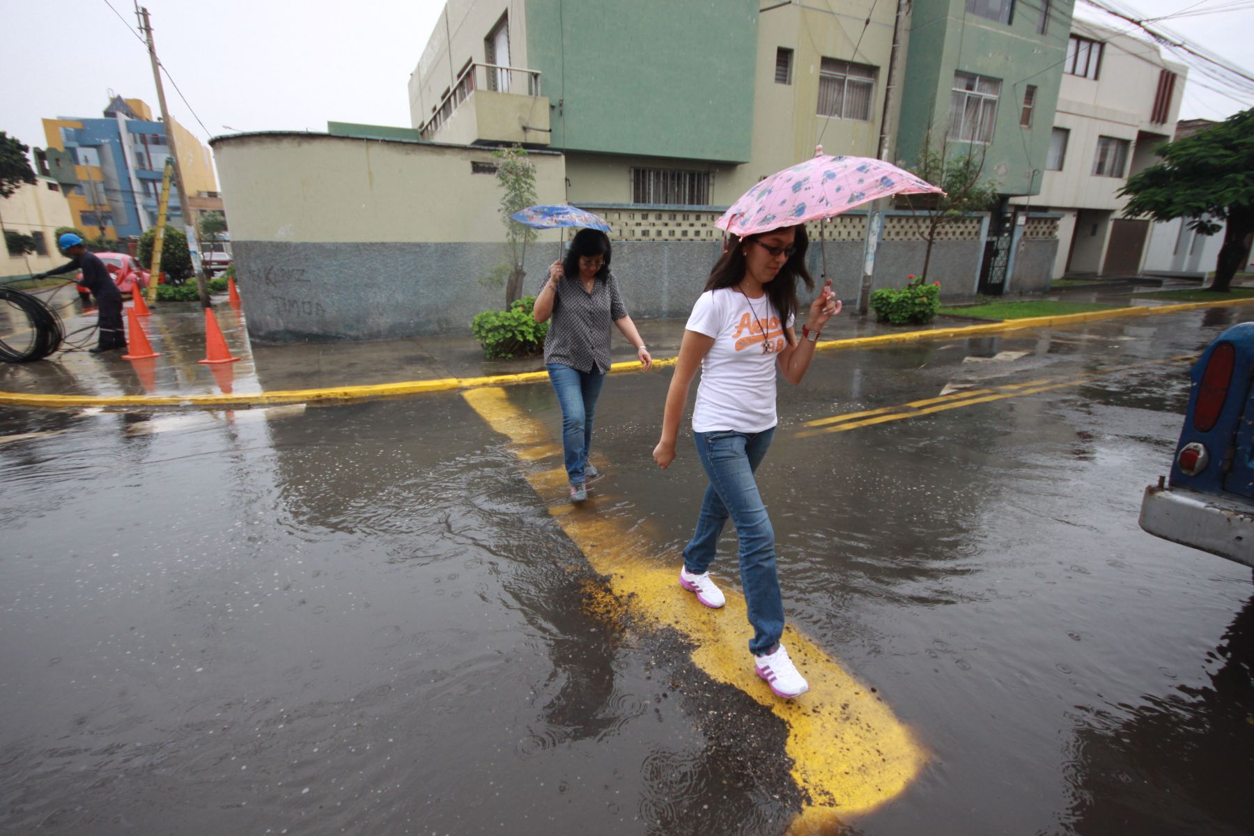 Las lluvias fuertes pueden interrumpir los servicios públicos, como el transporte, el suministro de energía y agua. (Andina)