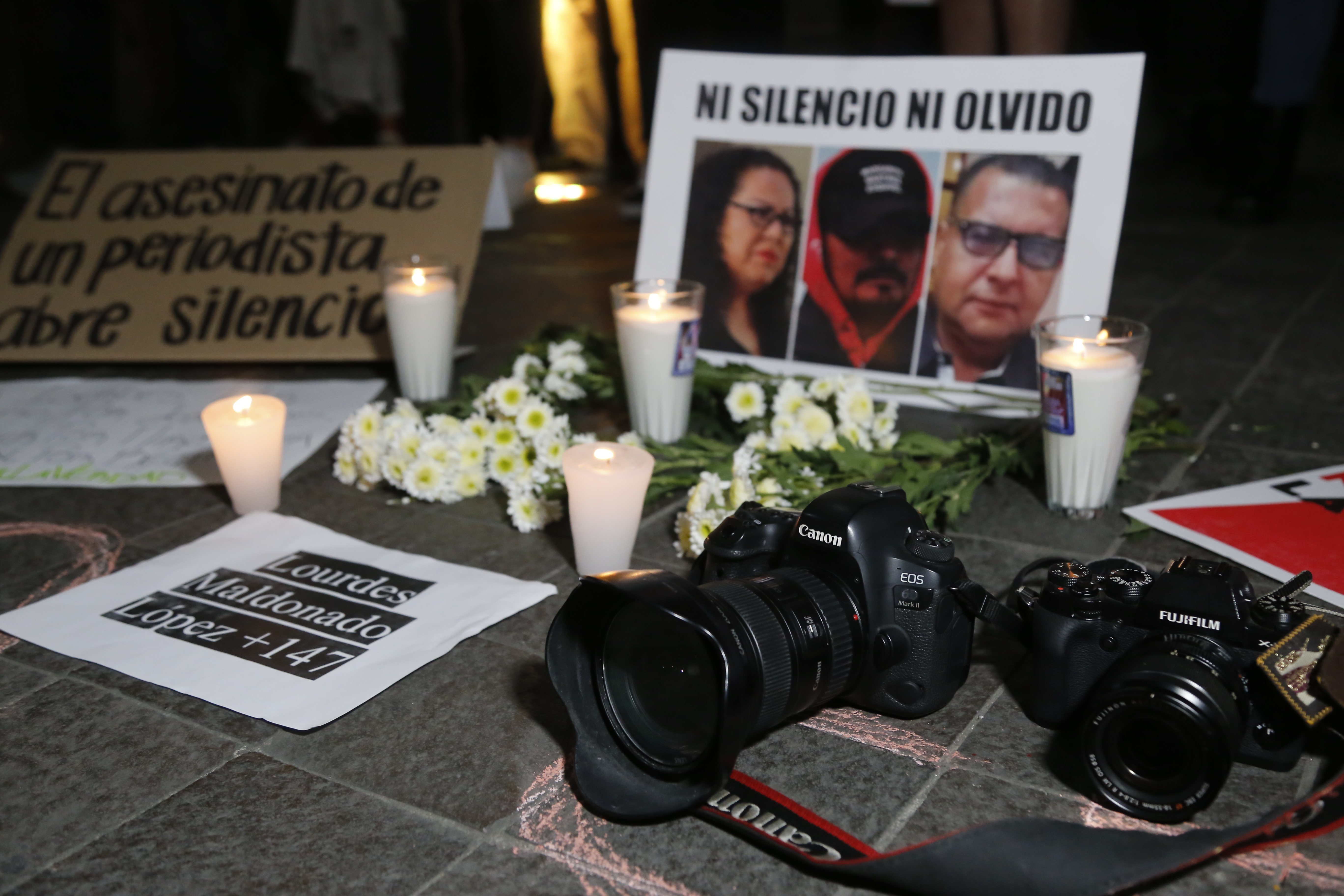 Periodistas de diferentes medios de comunicación protestan por los asesinatos a periodistas, en la Plaza de Armas, Guadalajara (Foto: EFE)