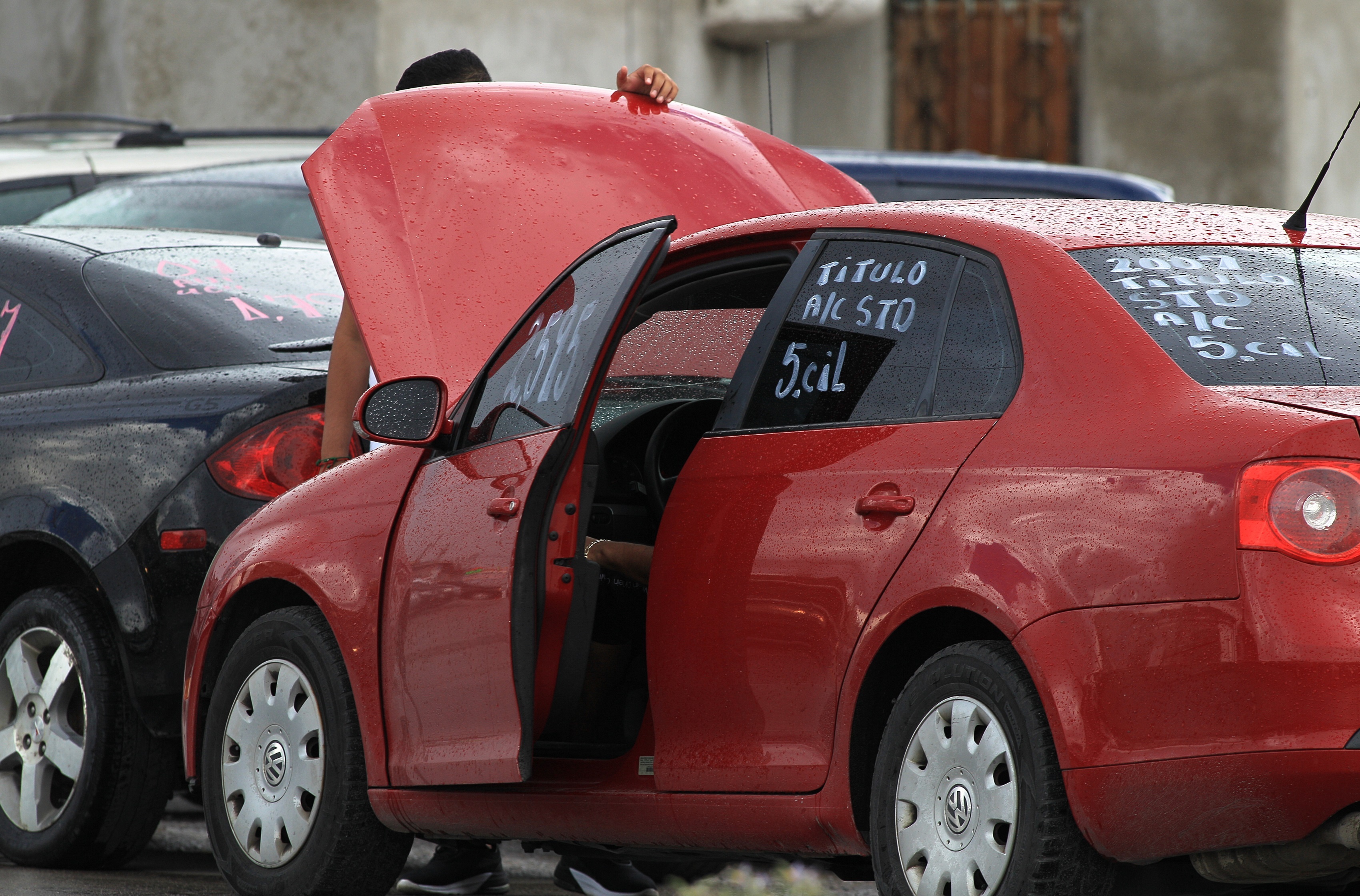 Recientemente AMLO señaló que la regularización de estos vehículos es un beneficio para aquellas personas que tienen un auto en estas condiciones, ya que no tienen la posibilidad de comprar uno nuevo. (Foto: EFE/ Luis Torres)