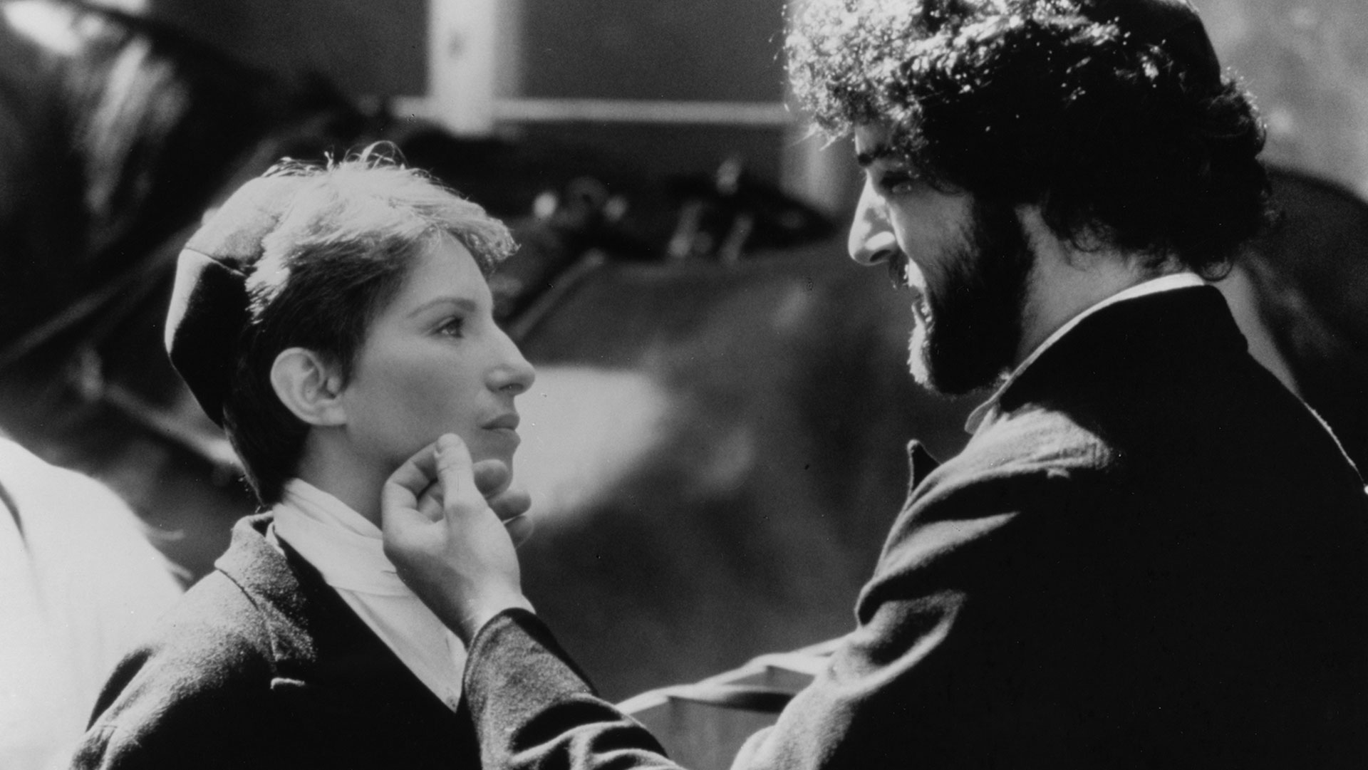Barbra Streisand en su personaje de Yentl en el que se viste de hombre para estudiar la Torá en una yeshiva (Getty)