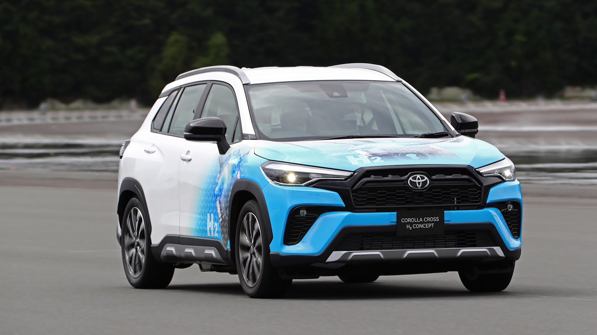 Después de anunciar el desarrollo de una Hilux FuelCell, Toyota vuelve a sorprender con el prototipo experimental de un Corolla Cross que inyecta hidrógeno a la cámara de combustión