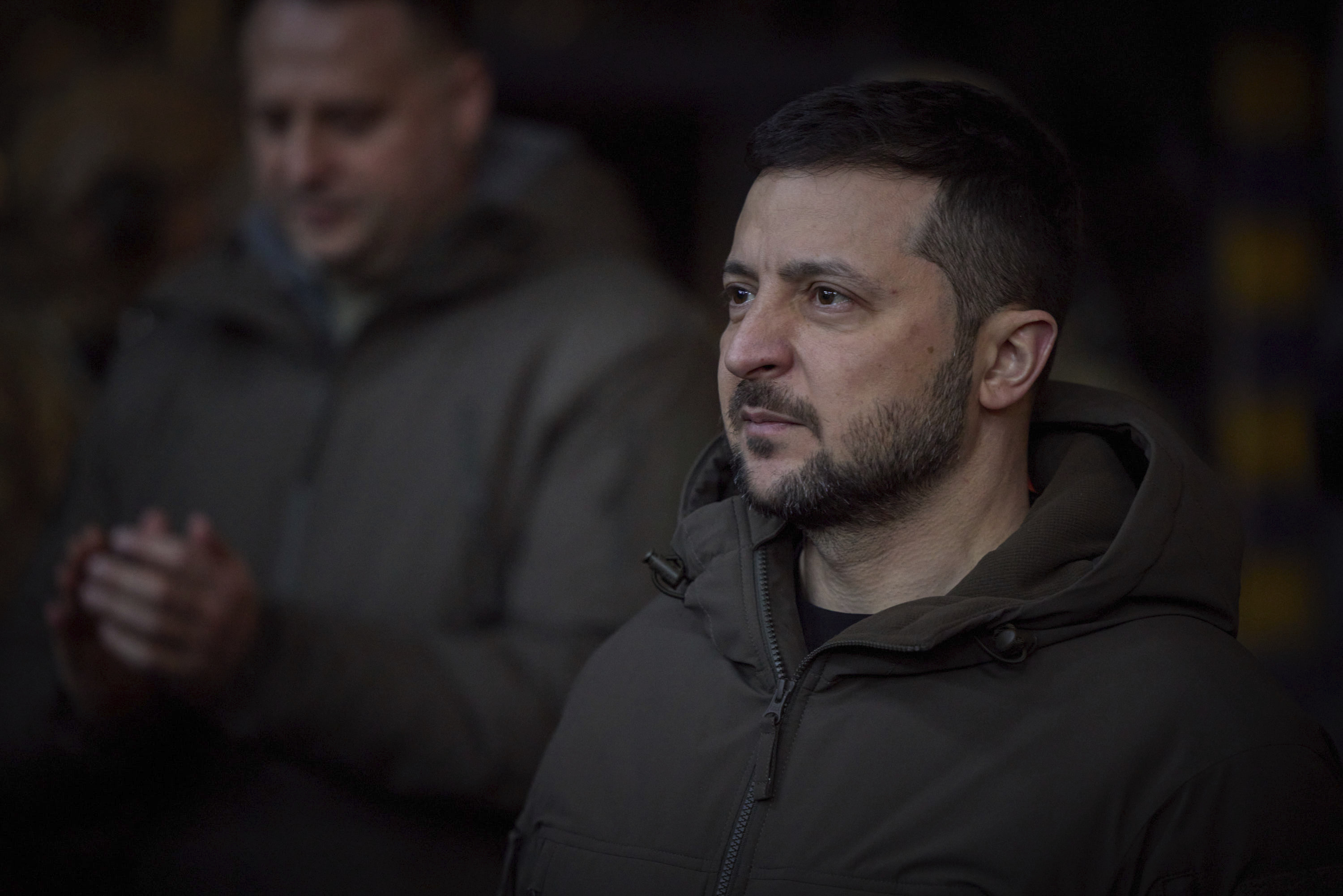 En esta foto suministrada por la oficina de prensa de la presidencia de Ucrania, el presidente ucraniano Volodymyr Zelenskyy se reúne con soldados en Bakhmut, Ucrania, el martes 20 de diciembre de 2022. (Oficina de Prensa de la Presidencia de Ucrania vía AP)
