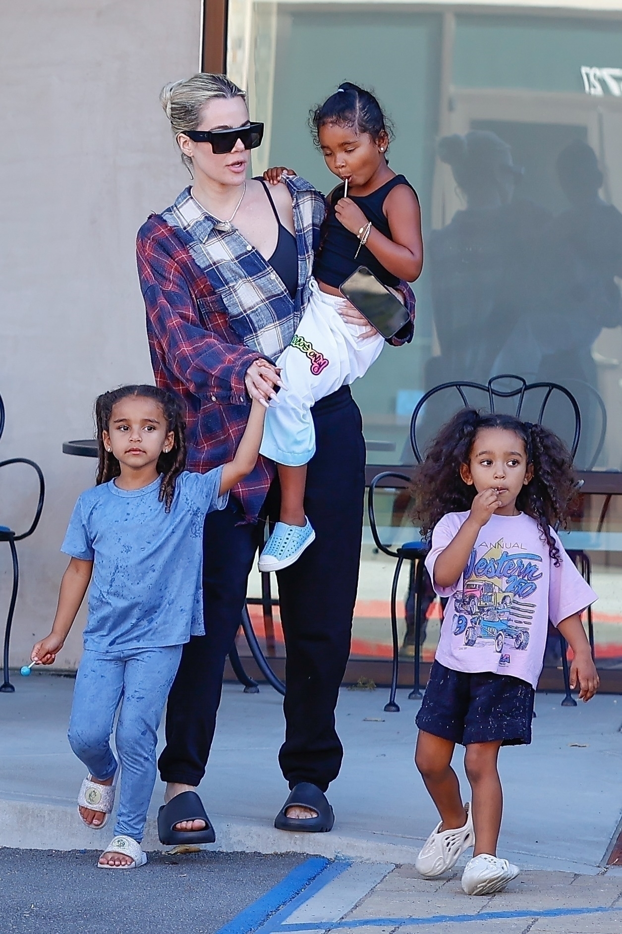 Khloe Kardashian llevó a su hija True y sus sobrinas Chicago West y Dream Kardashian a una clase de karate en Los Ángeles. ¿El look? Una camisa a cuadros y sandalias  (Foto: The Grosby Group)
