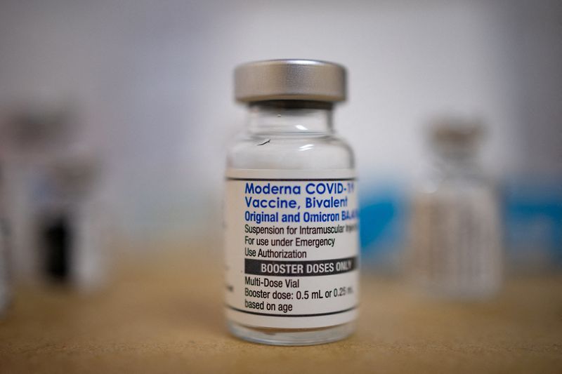 Un vial de la vacuna de refuerzo contra el COVID-19 de Moderna dirigida a las subvariantes BA.4 y BA.5 de ómicron (REUTERS/Hannah Beier/File Photo)