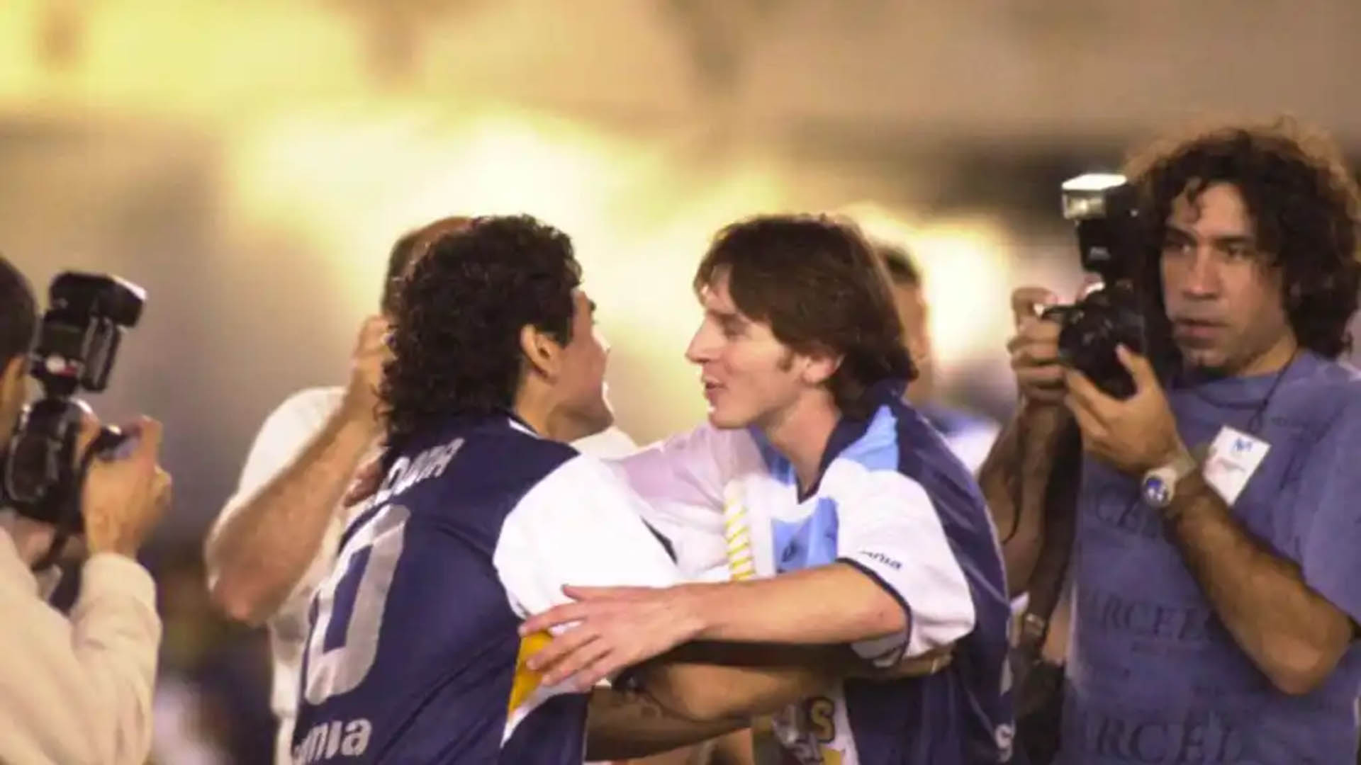 El día que Lionel Messi y Diego Maradona jugaron un partido juntos con la presencia de Scaloni en cancha