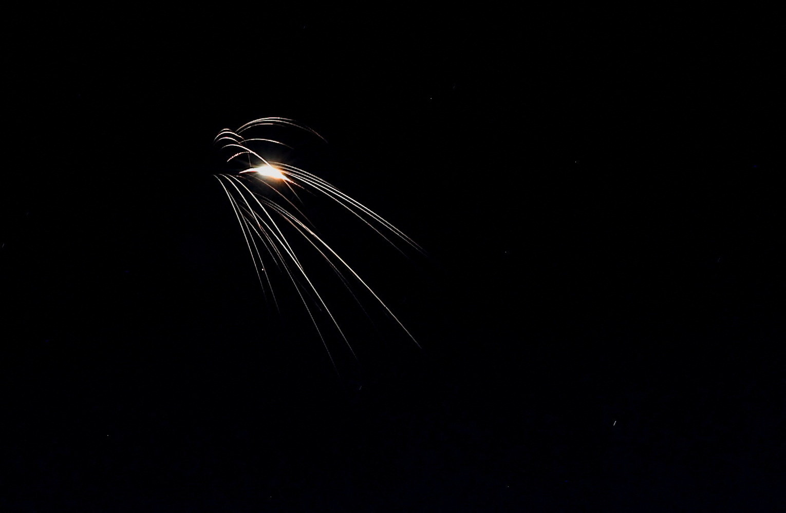 Detectaron un fenómeno inesperado en el crecimiento de agujeros negros supermasivos: investigan su origen