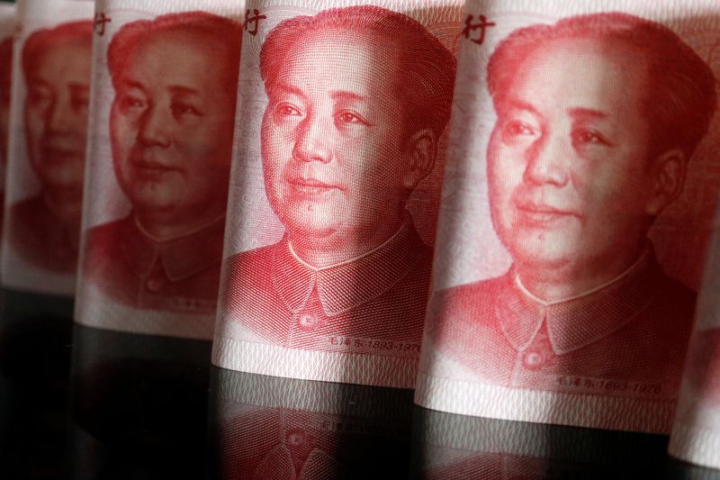 El yuan chino cayó a su menor valor frente al dolar en 14 años  