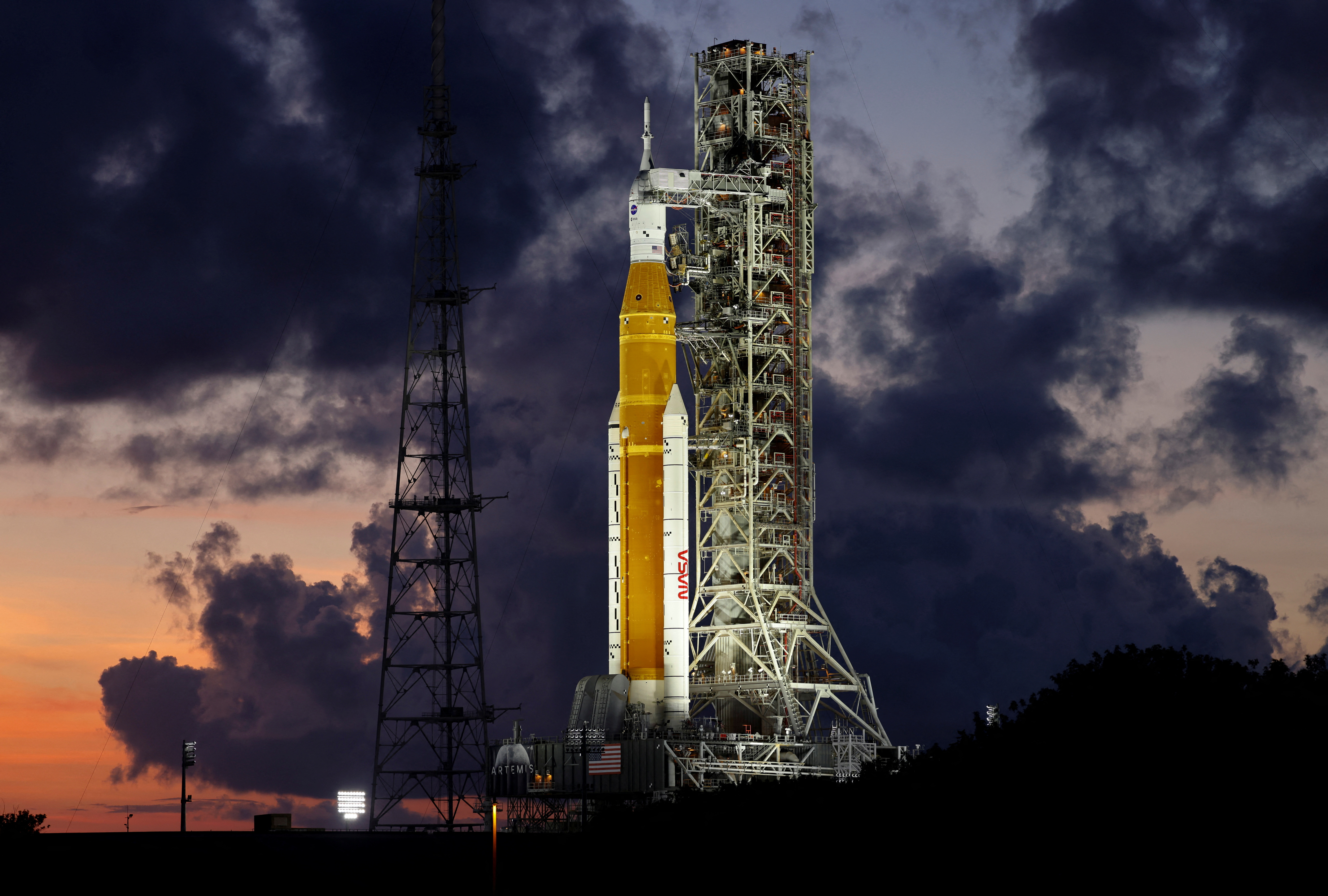 El nuevo cohete Space Launch System (SLS) para la misión Artemis 1, posa en el Kennedy Space Center en, Florida, antes de ser lanzado (REUTERS/Joe Skipper)