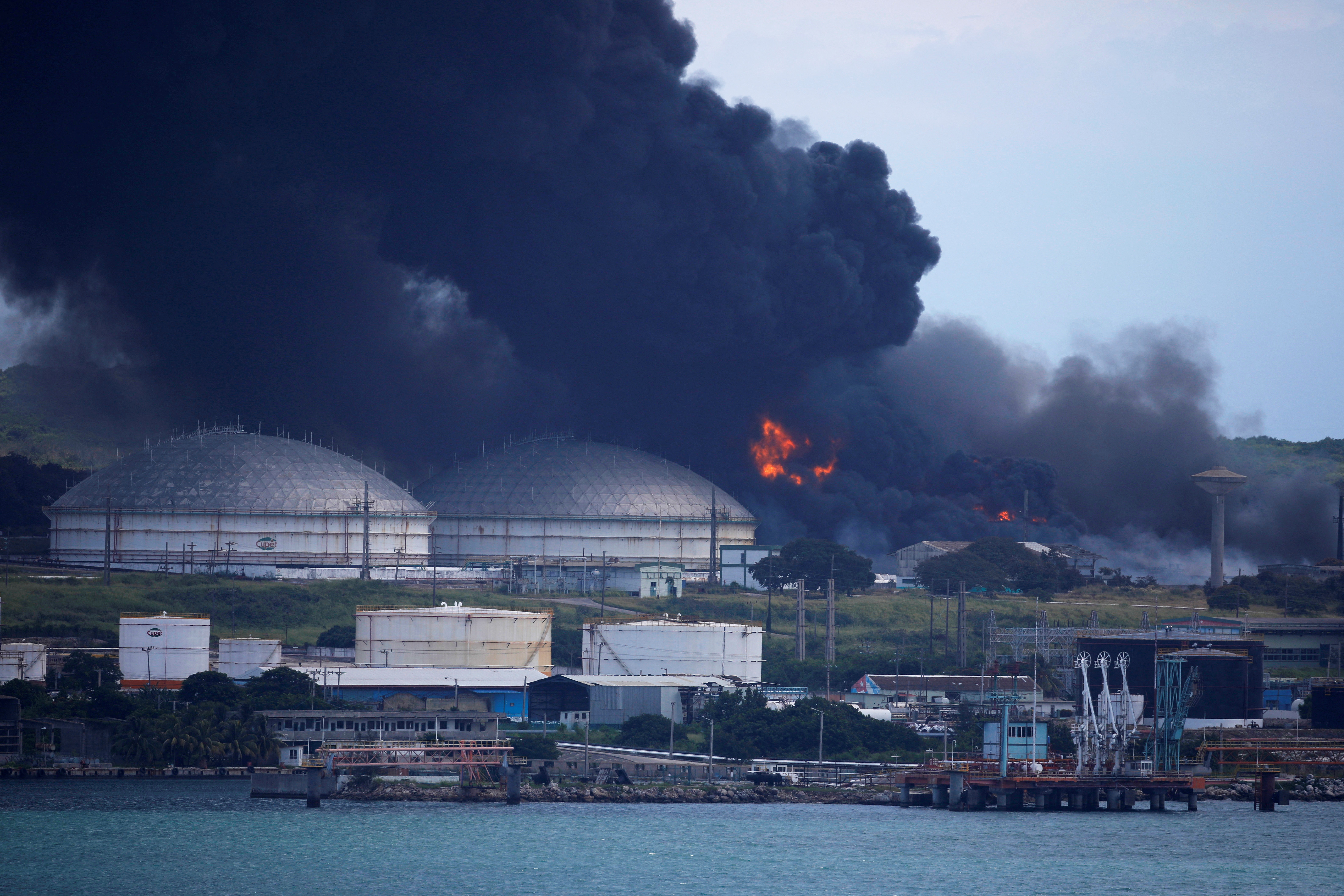 Bomberos sofocaron las llamas del primer depósito en el incendio del puerto petrolero de Matanzas, Cuba