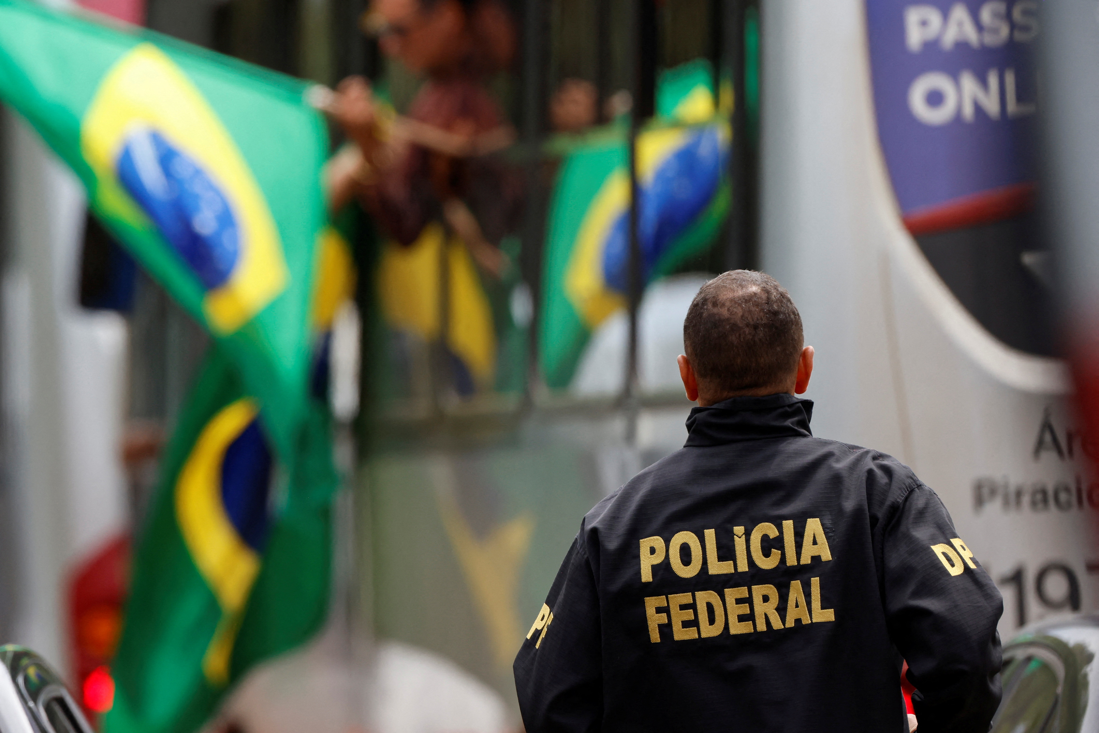 Un miembro de la Policía Federal observa lo que sucede en Brasilia (REUTERS/Adriano Machado)