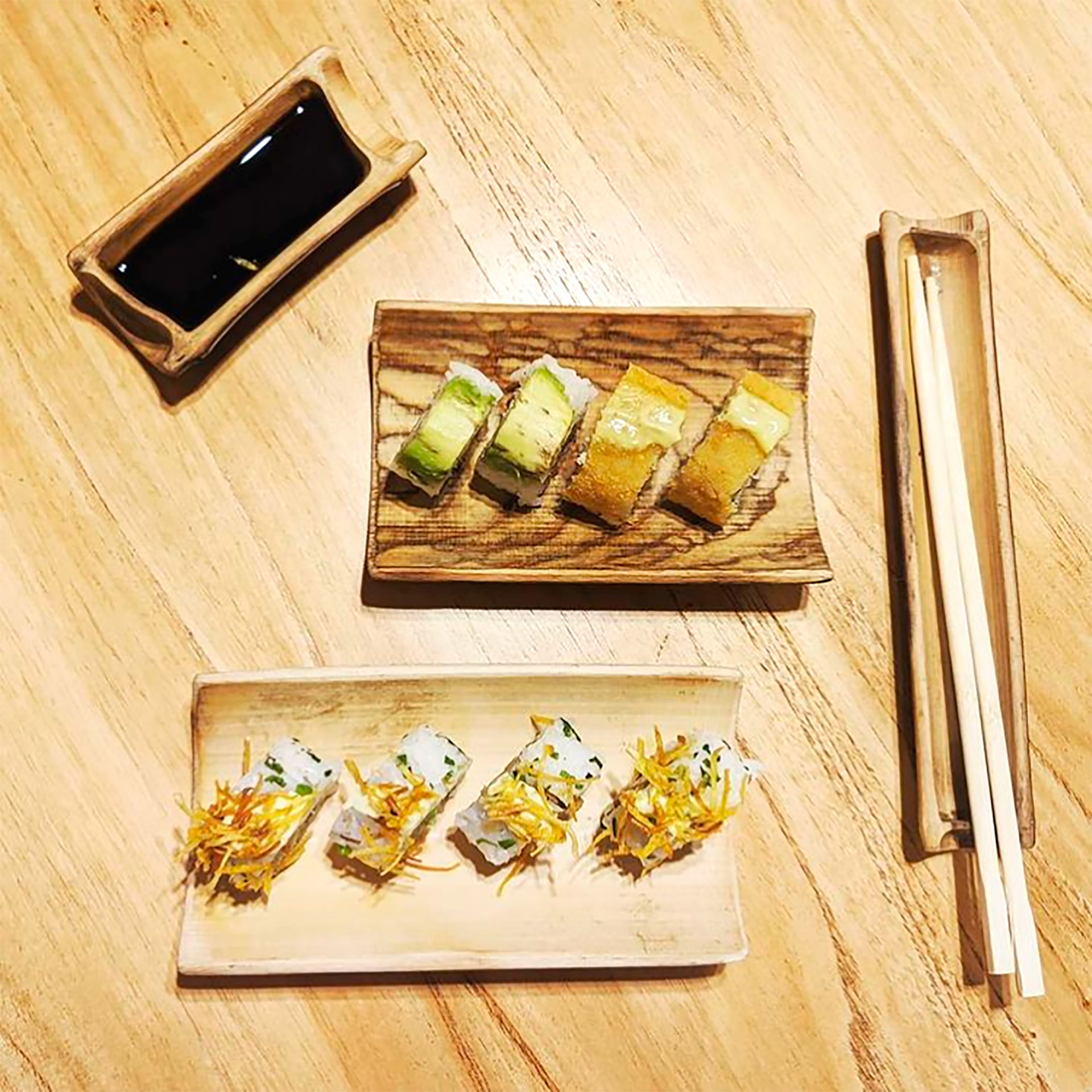 Los platos para sushi realizados con cañas de bambú 