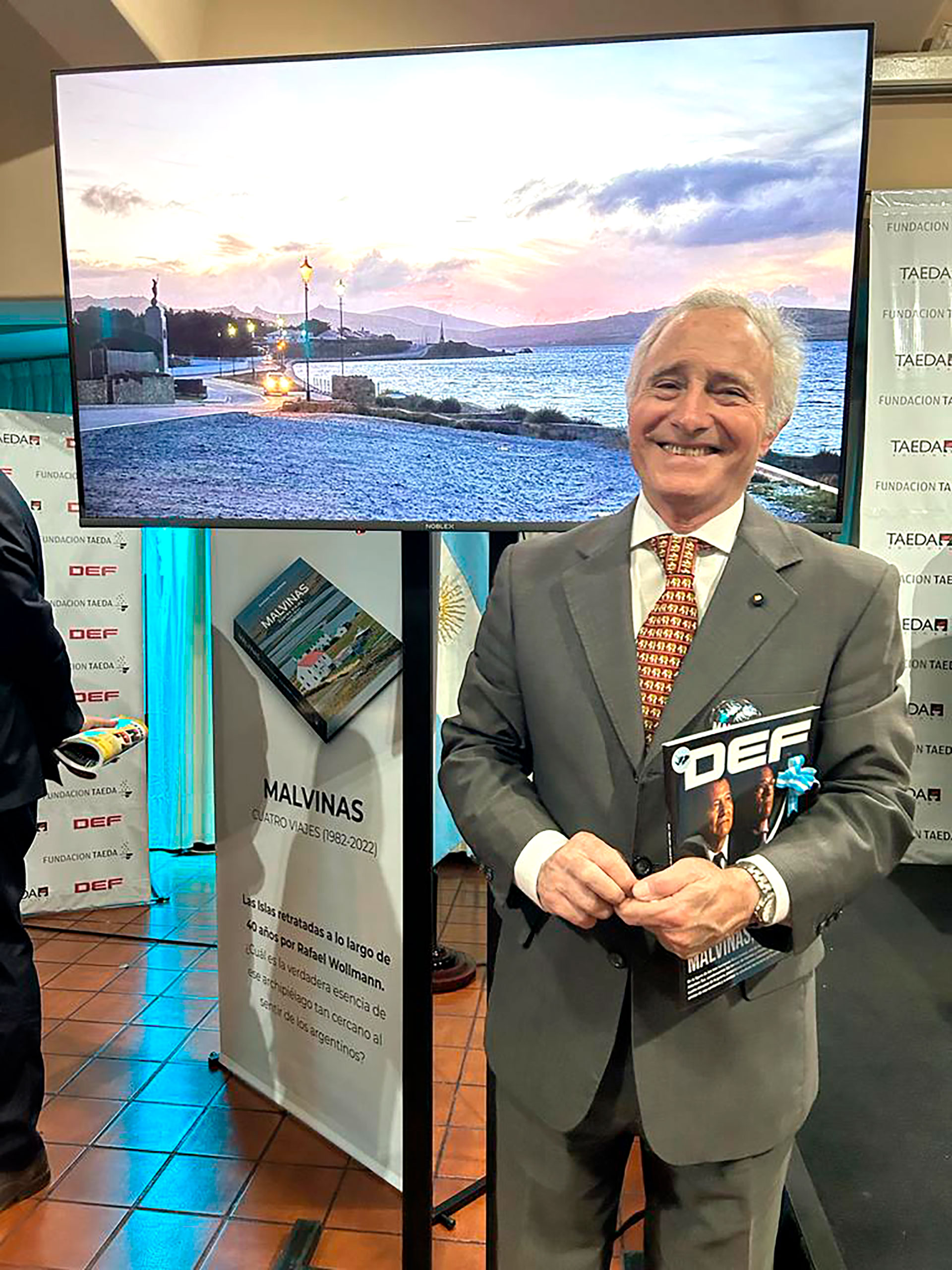 El General VGM Mauricio Hernández Funes, comando de la Compañía 601 en Malvinas, presente en el lanzamiento del libro de Wollmann